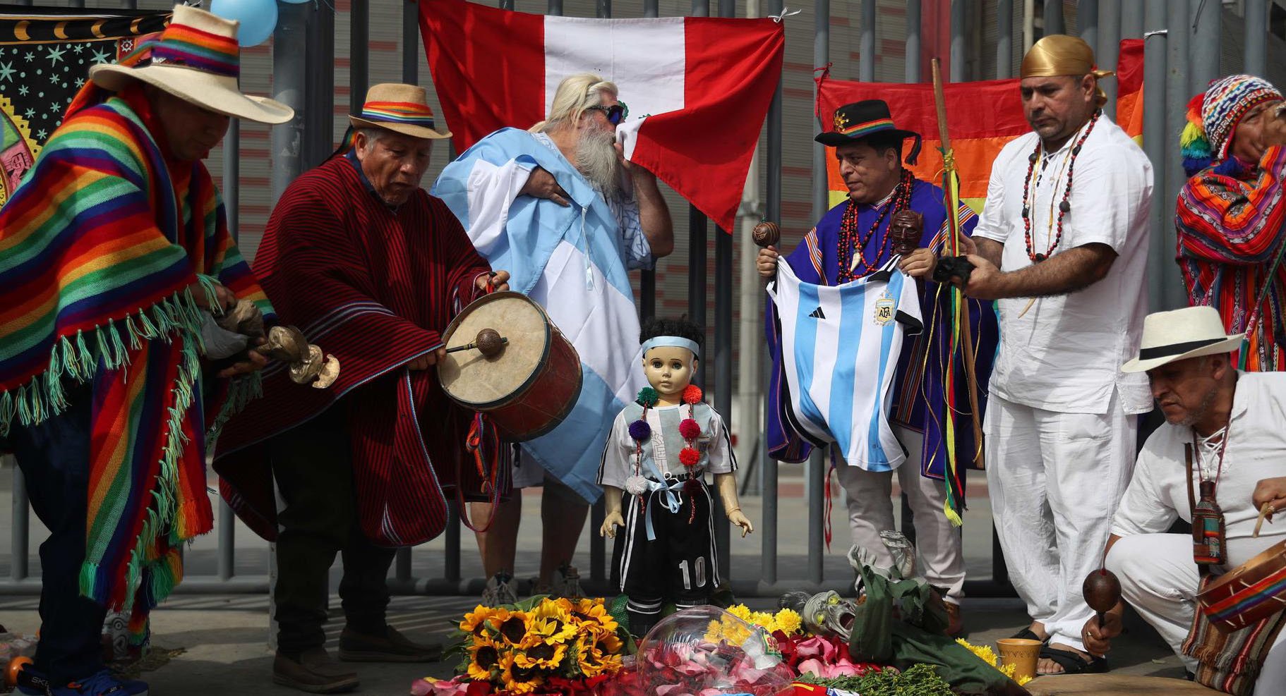Chamanes de Perú compiten por sacar malas energías a España y Argentina antes de la final