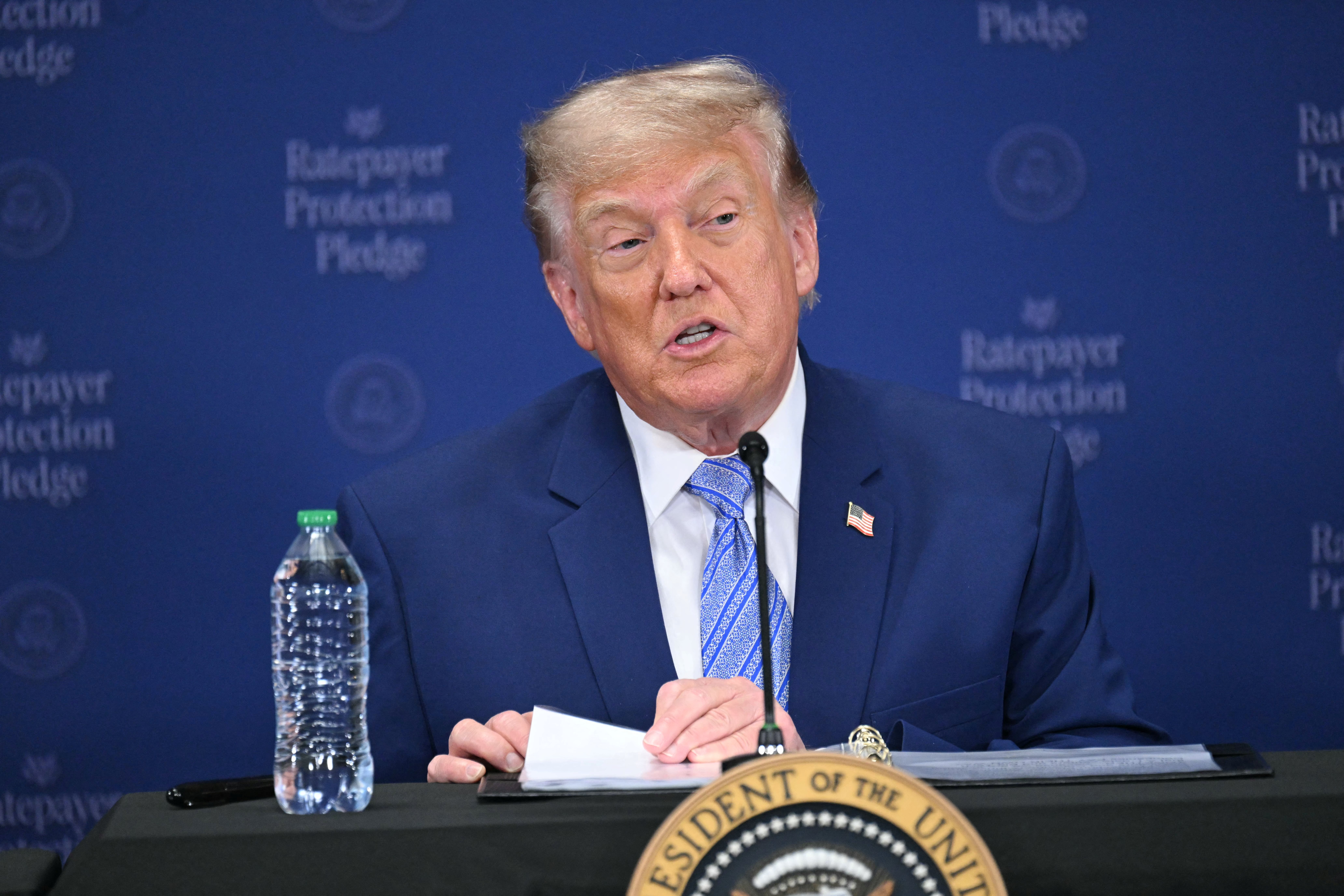 Más de dos docenas de estados demandan a Trump por condicionar fondos para desastres
