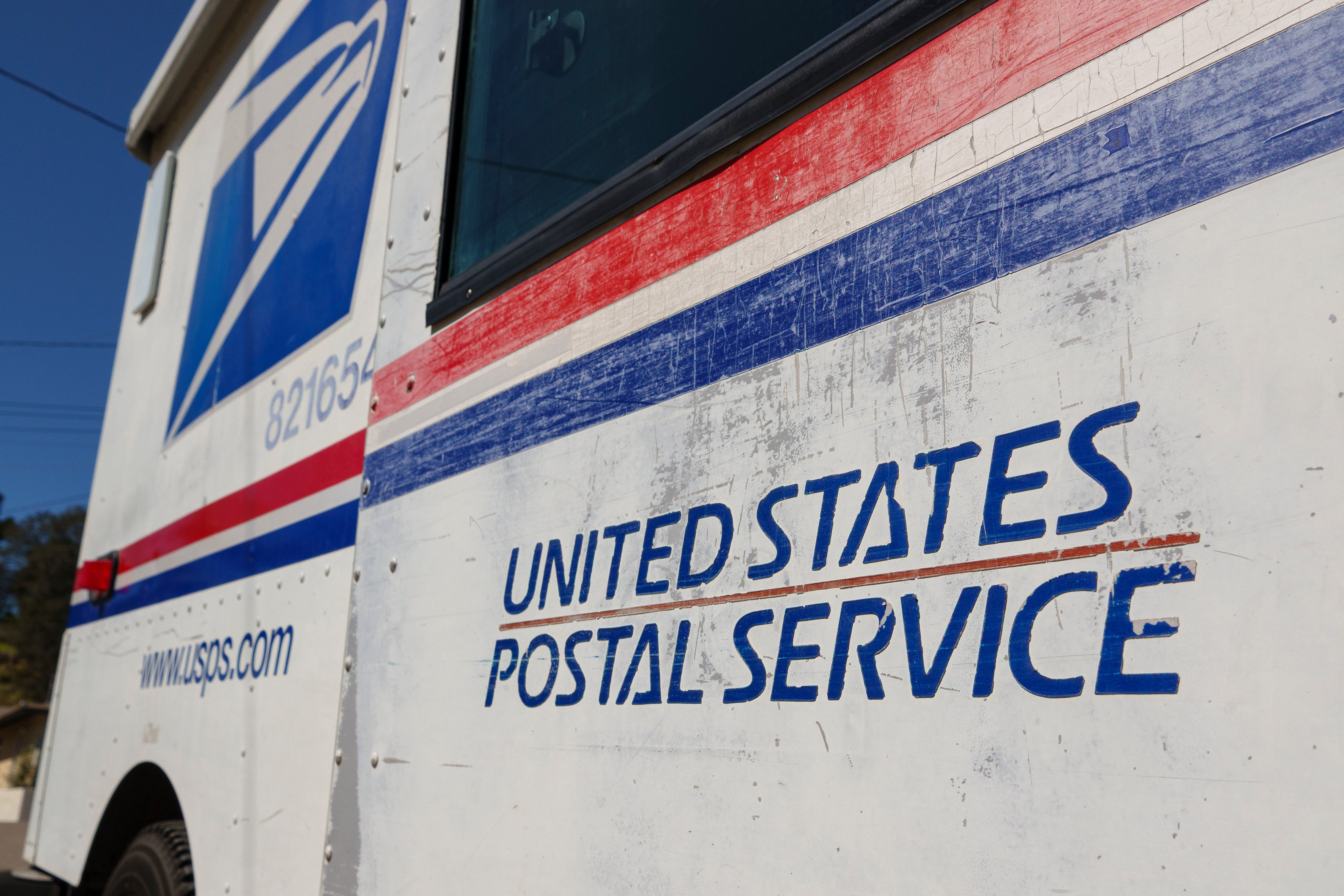 Secuestran y asesinan a trabajadora postal mientras repartía correo, según la policía