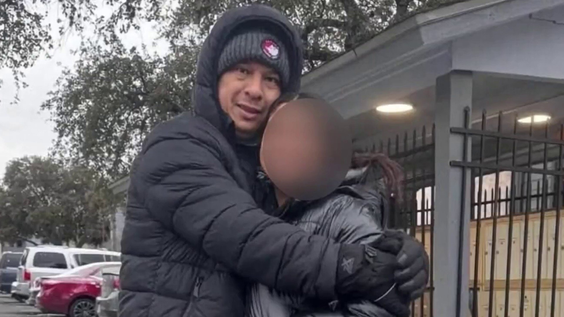 Adolescente salió para ir a misa y terminó detenida por ICE; su padre fue arrestado al buscarla