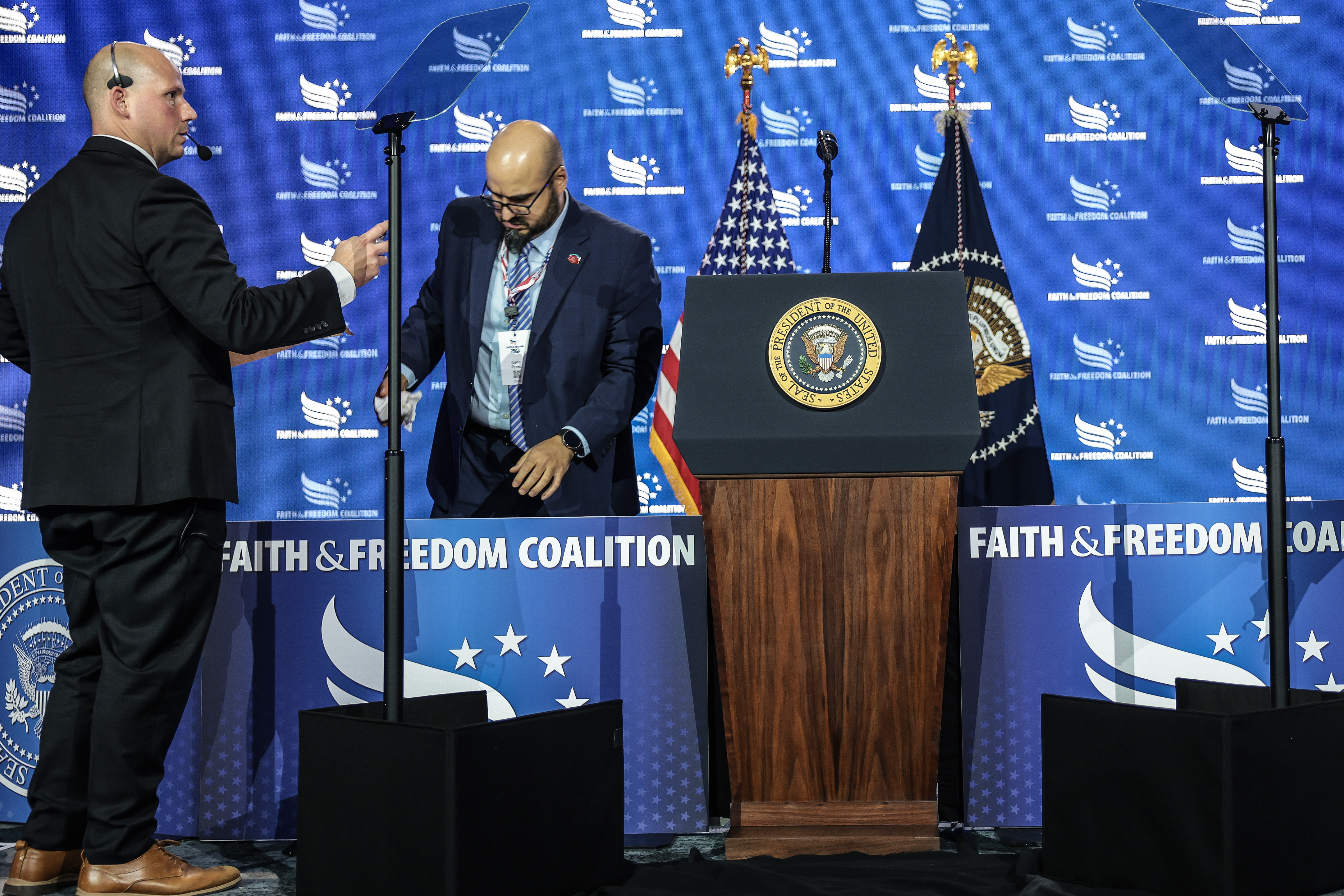 Suspenden a operador del teleprompter de Trump por presuntas apuestas a discursos de Trump