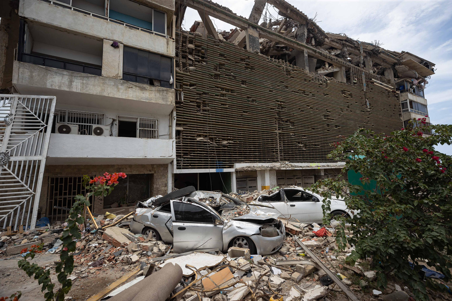 Familias piden no demoler los edificios sin sacar los cuerpos tras terremoto en Venezuela