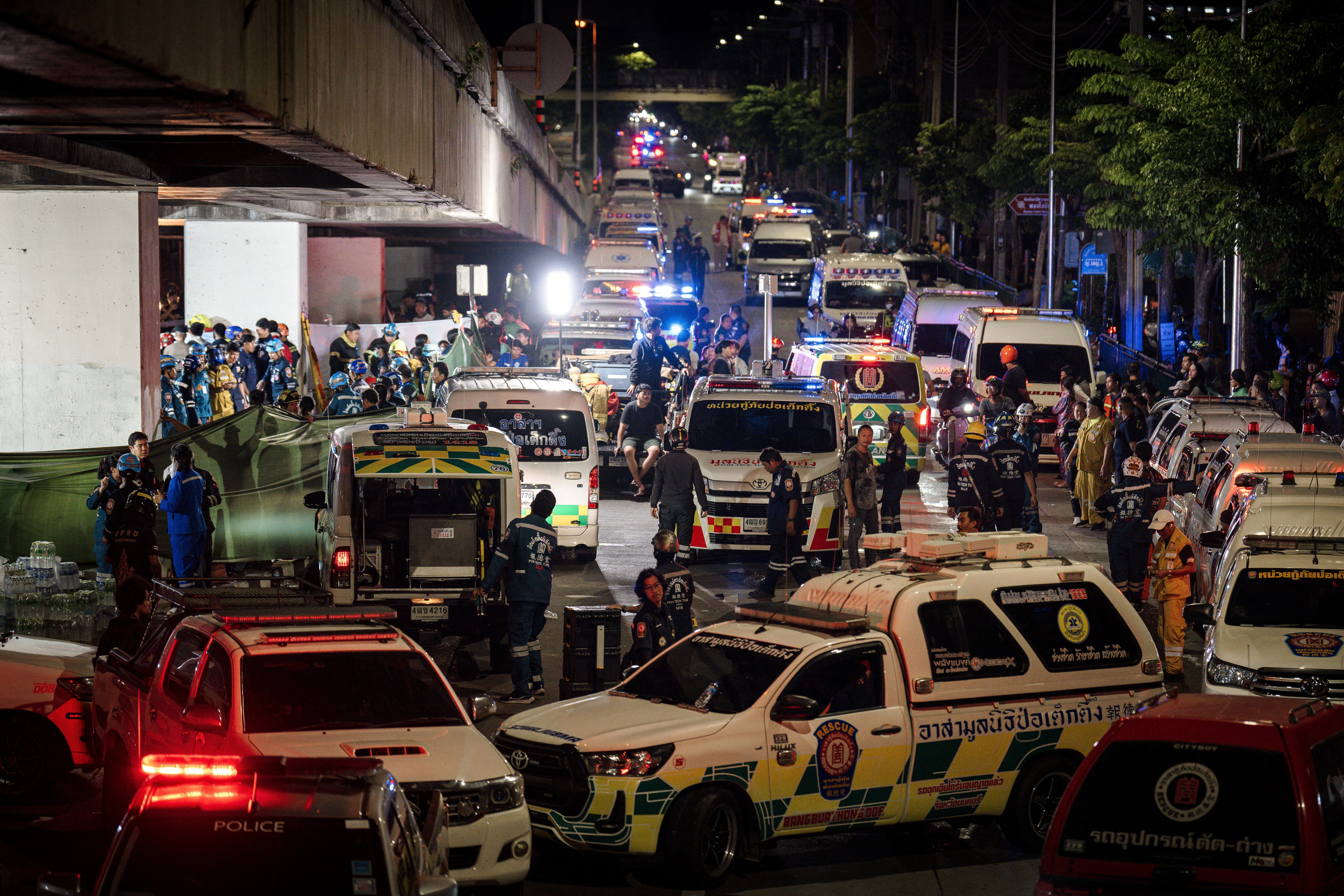 Enormes llamas consumen un bar en Bangkok; hay al menos 27 muertos