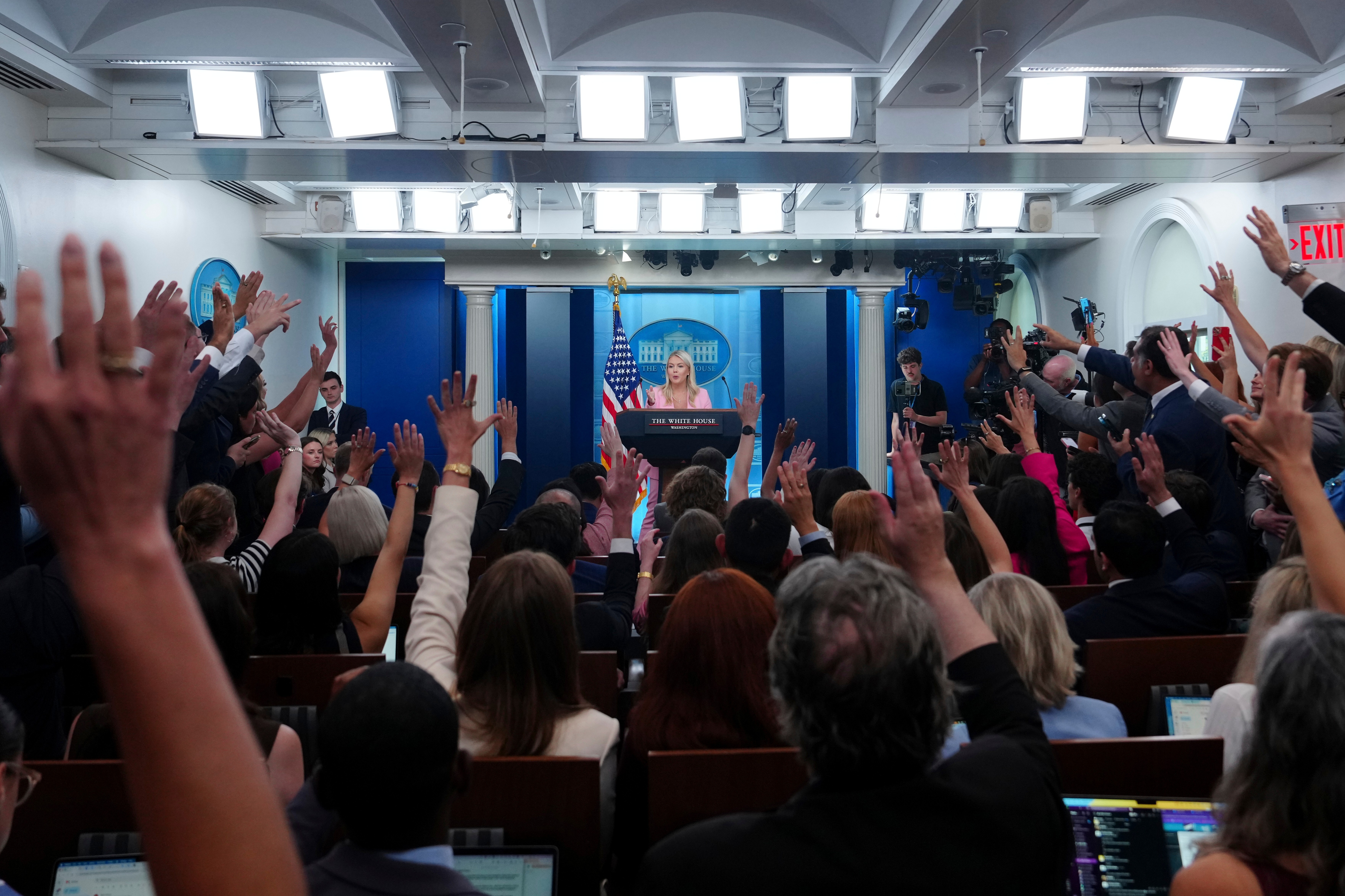 Estados Unidos reduce de años a 240 días las visas para periodistas extranjeros