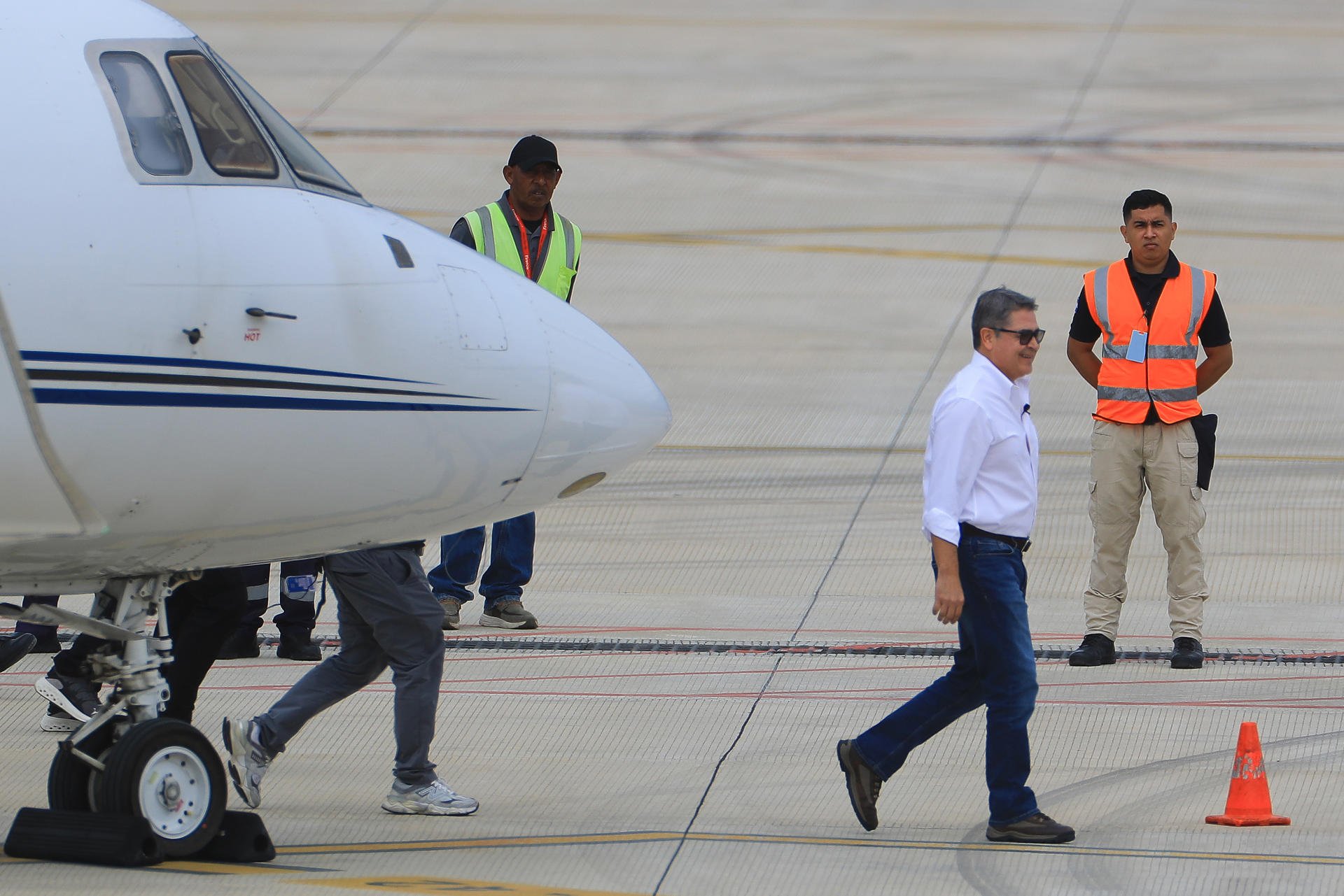 Expresidente hondureño regresa a su país a enfrentar la justicia tras ser indultado por EEUU