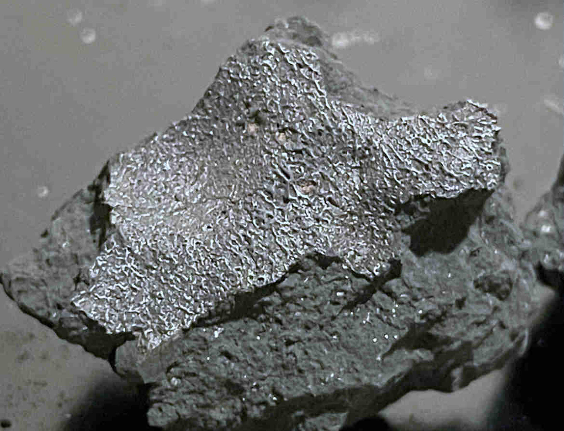 Meteorito que cayó en una casa de EEUU revela datos sobre componentes fuera de la Tierra