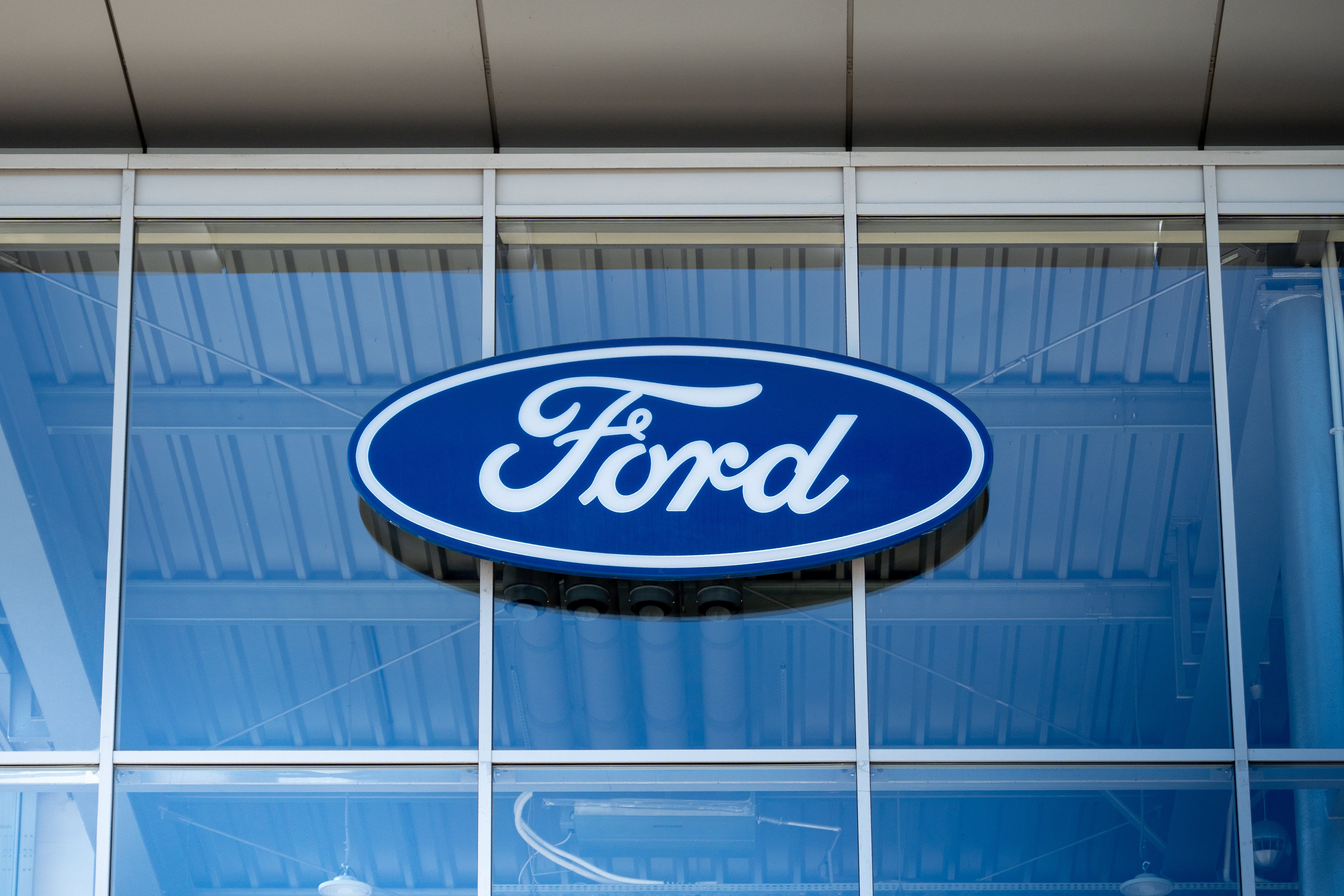 Ford retira más de 100,000 vehículos por dos fallas que podrían aumentar el riesgo de choque