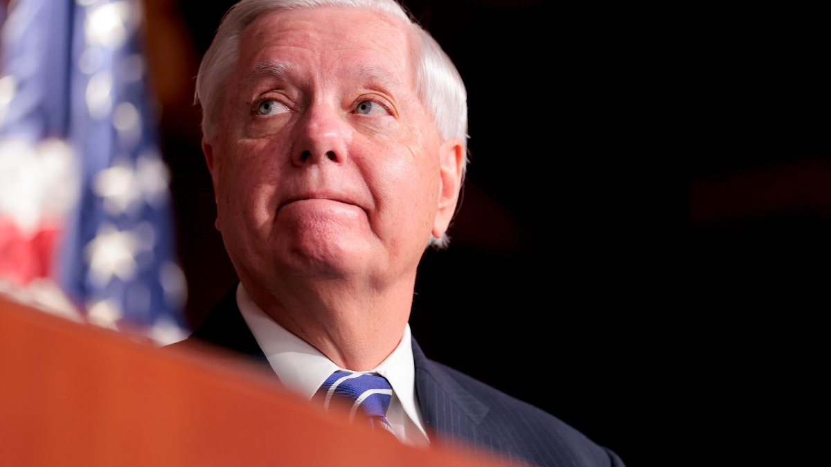 Jennifer González ordena banderas a media asta por muerte del senador Lindsey Graham