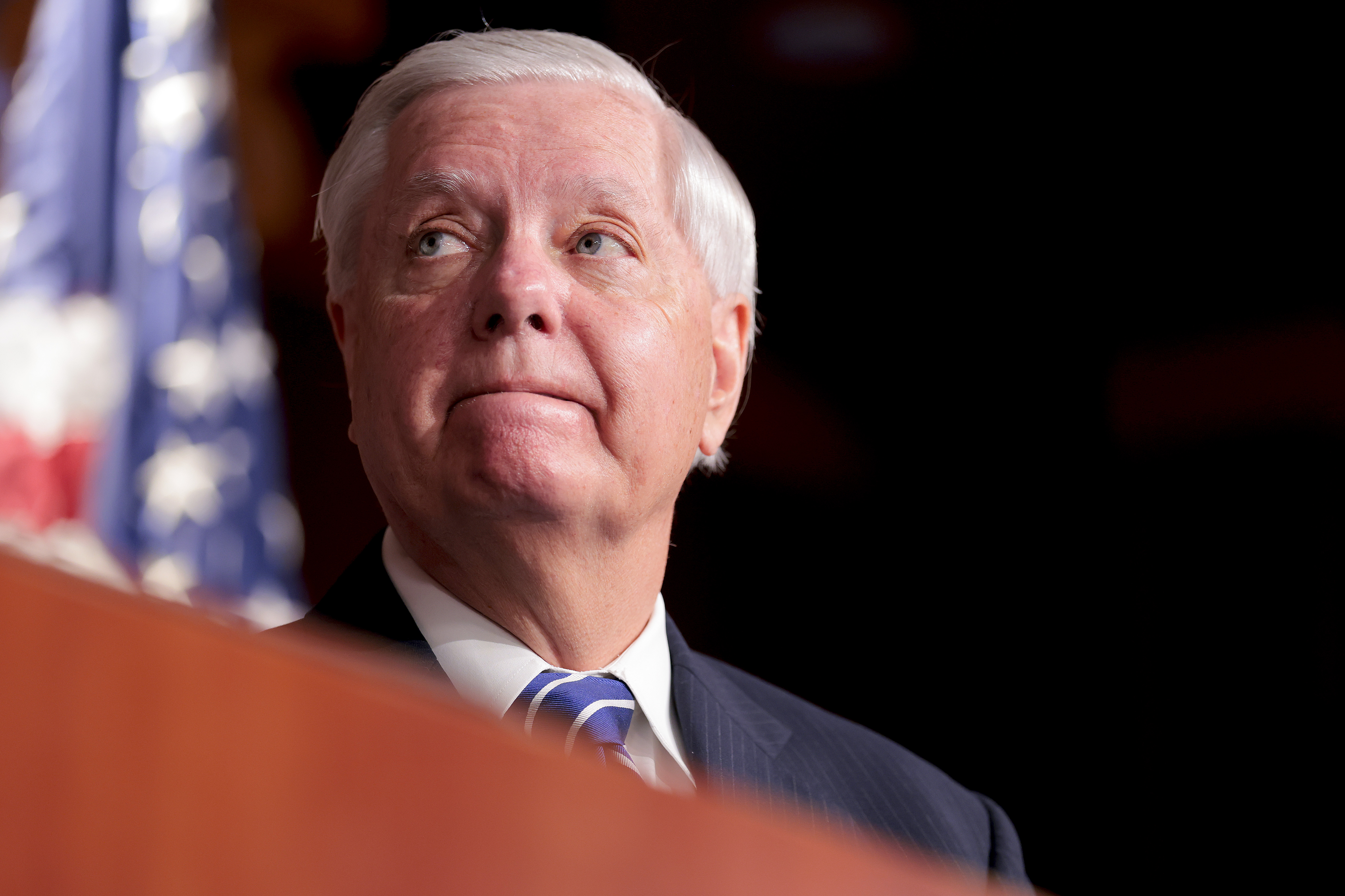 Gobernadora ordena banderas a media asta por fallecimiento de Lindsey Graham