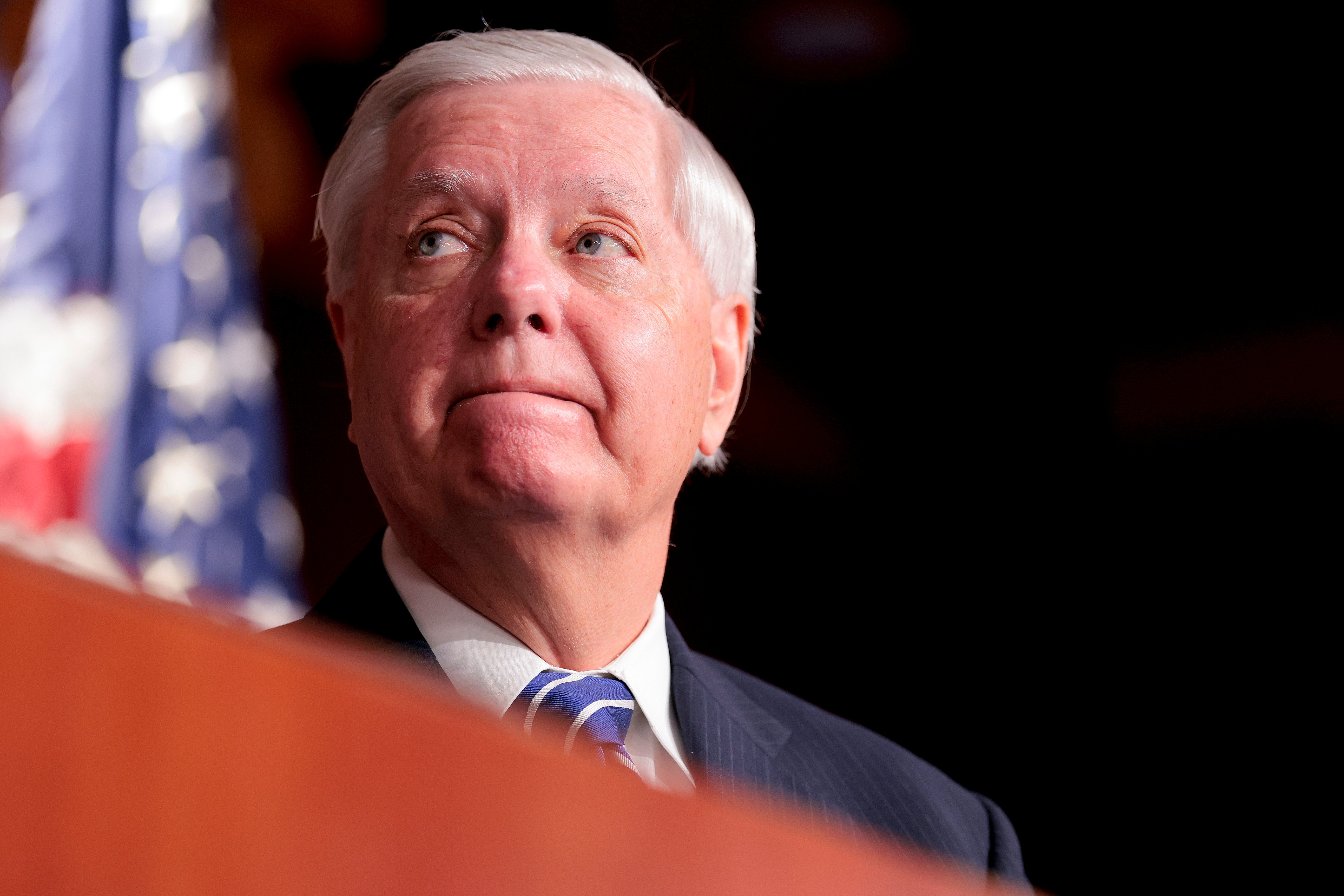 Gobernadora ordena banderas a media asta por fallecimiento de Lindsey Graham