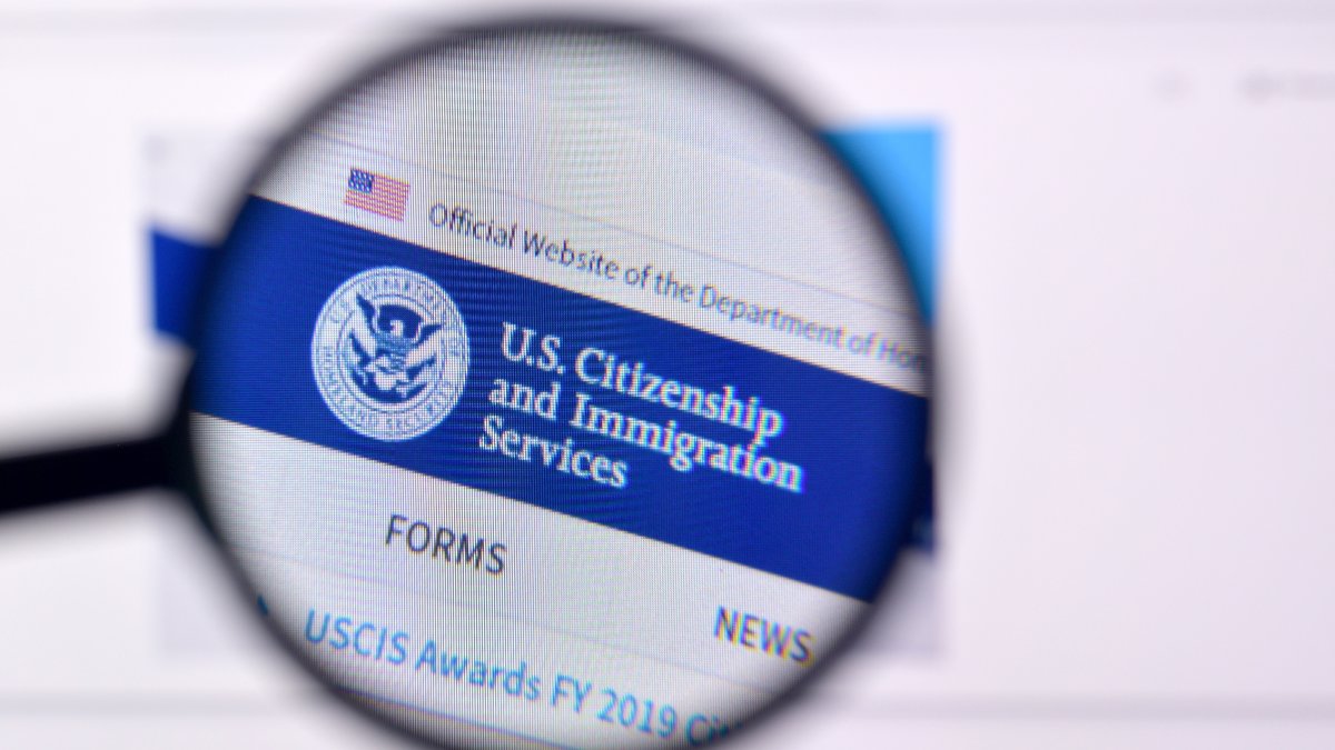 Trump reactiva norma de "carga pública" que puede negar green cards a inmigrantes con ayudas