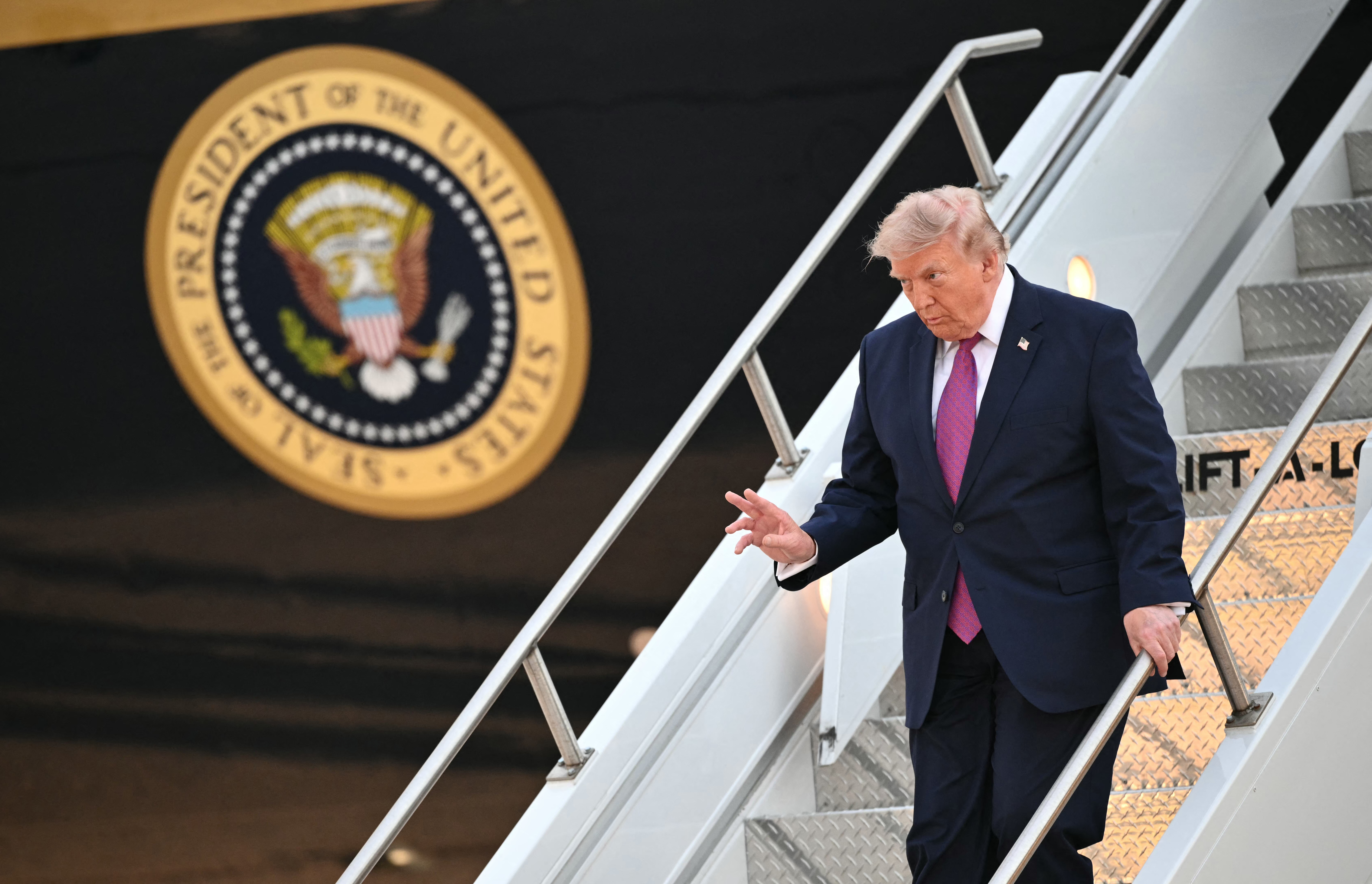 Trump publica foto manipulada de los Obama y el Air Force One con grafiti en el avión