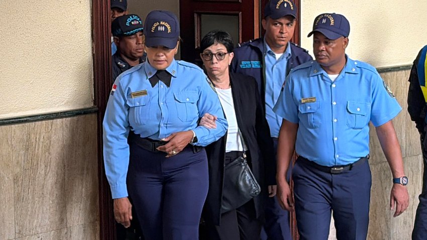 AME2788. SANTO DOMINGO (REPÚBLICA DOMINICANA), 28/08/2026.- Policías custodian a Maribel Espaillat (c), a su llegada a la sala de audiencias este viernes en Santo Domingo (República Dominicana). Un tribunal de la República Dominicana inicia el juicio de fondo contra de los hermanos Antonio y Maribel Espaillat, propietarios de la discoteca Jet Set, cuyo techo se desplomó el 8 de abril de 2025 causando la muerte de 236 personas y heridas a más de 180. EFE/ Pau Mompó Alberola