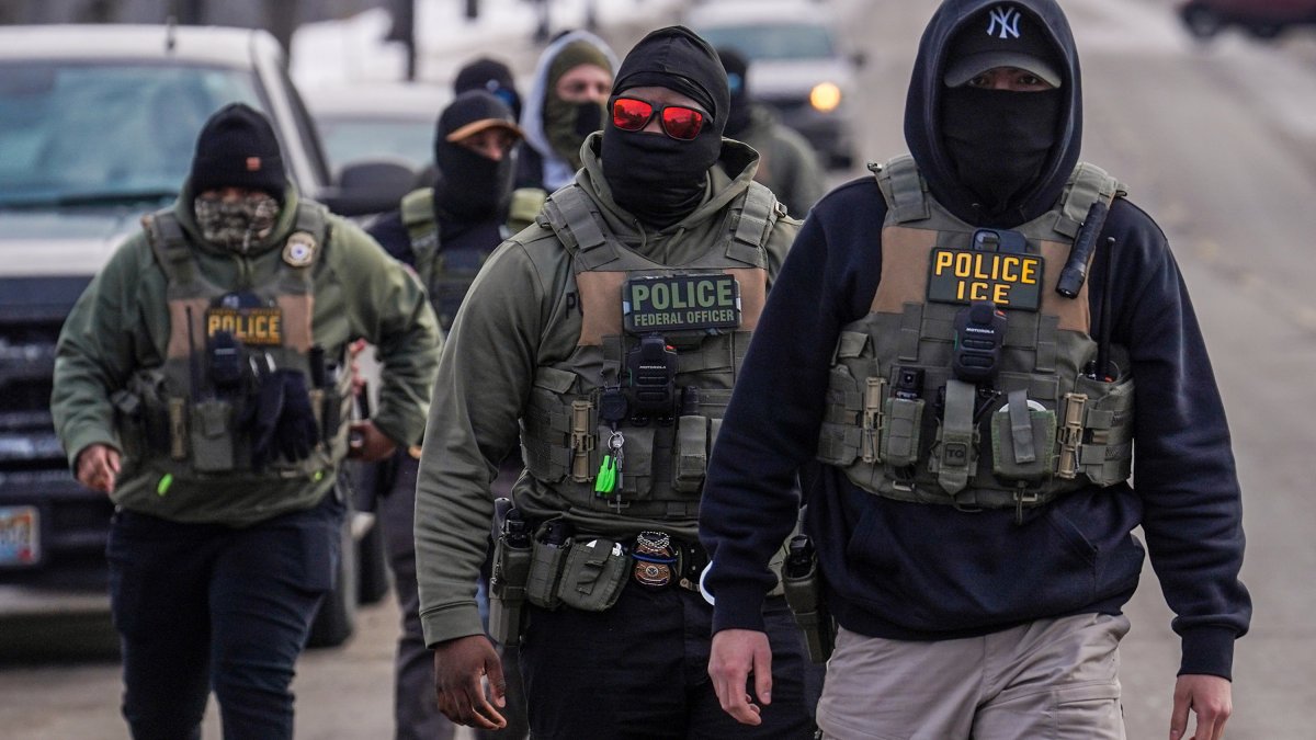 ICE planea invertir $20 millones en guantes con descargas eléctricas para controlar detenidos