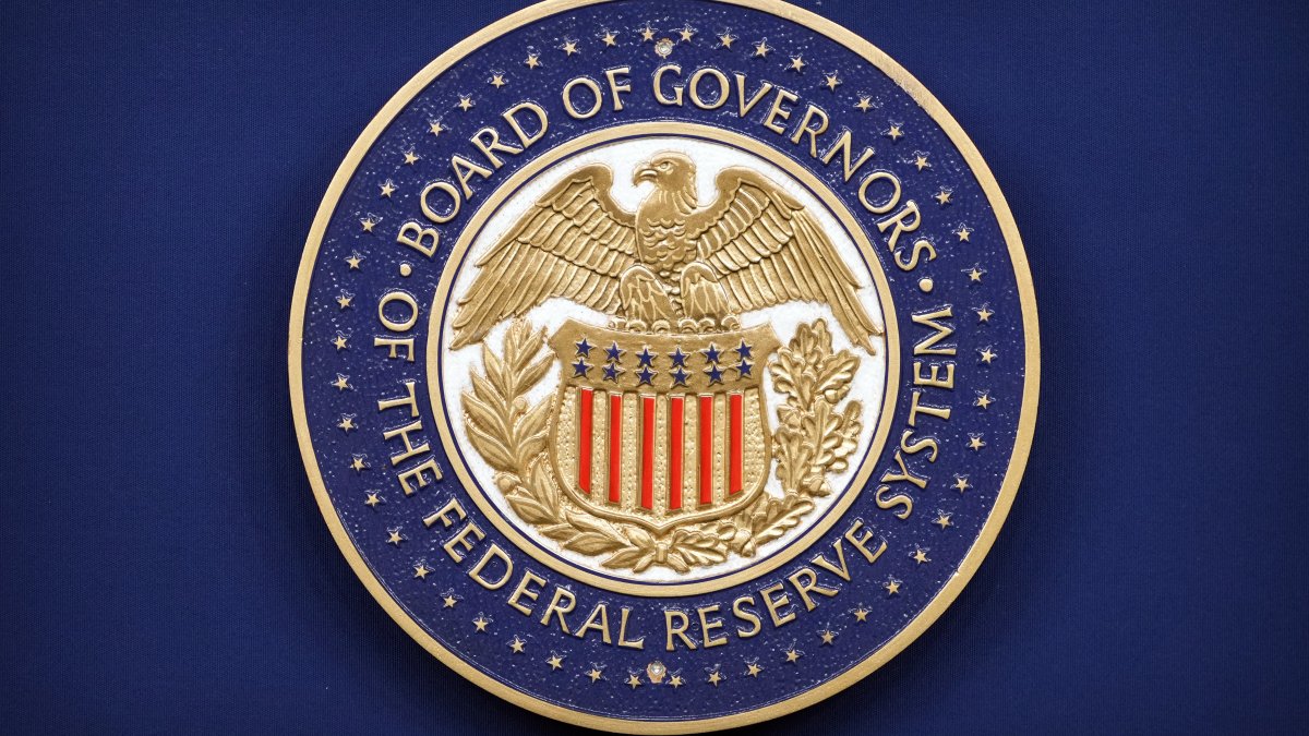 Fed contempla subir tasas de interés si la inflación no cede