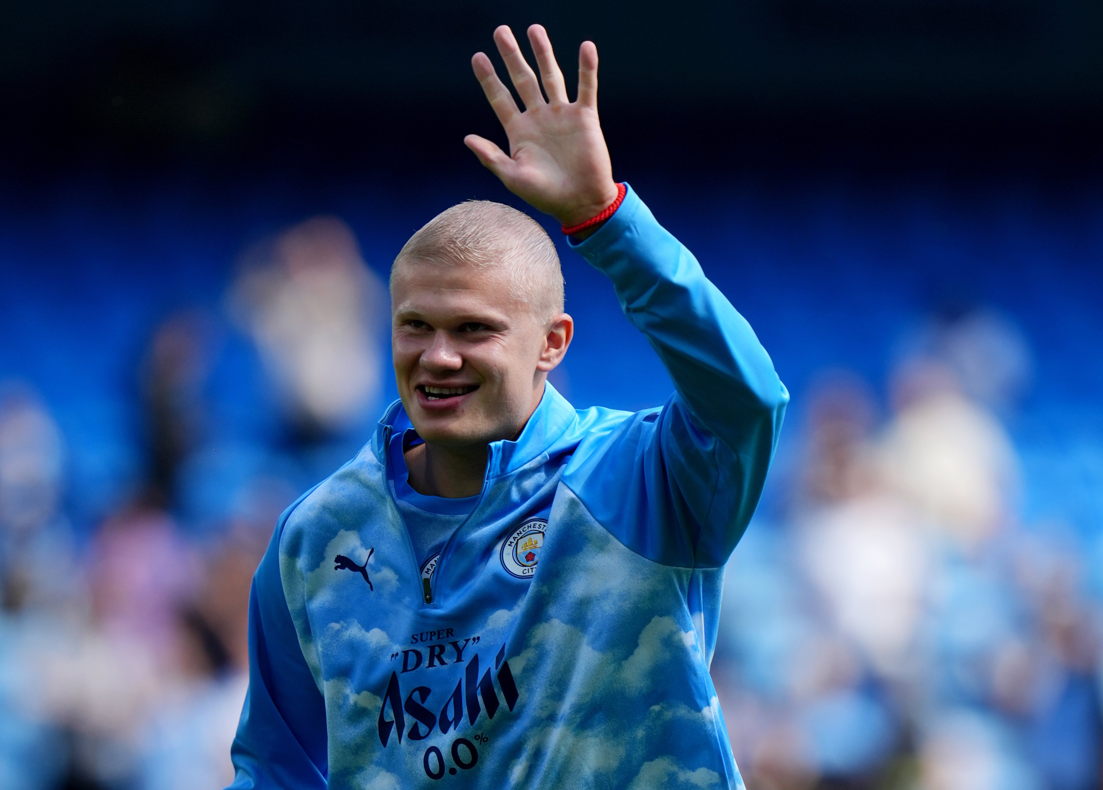 Imagen de la cobertura de: Erling Haaland aparece con un corte al ras antes del debut del Manchester City