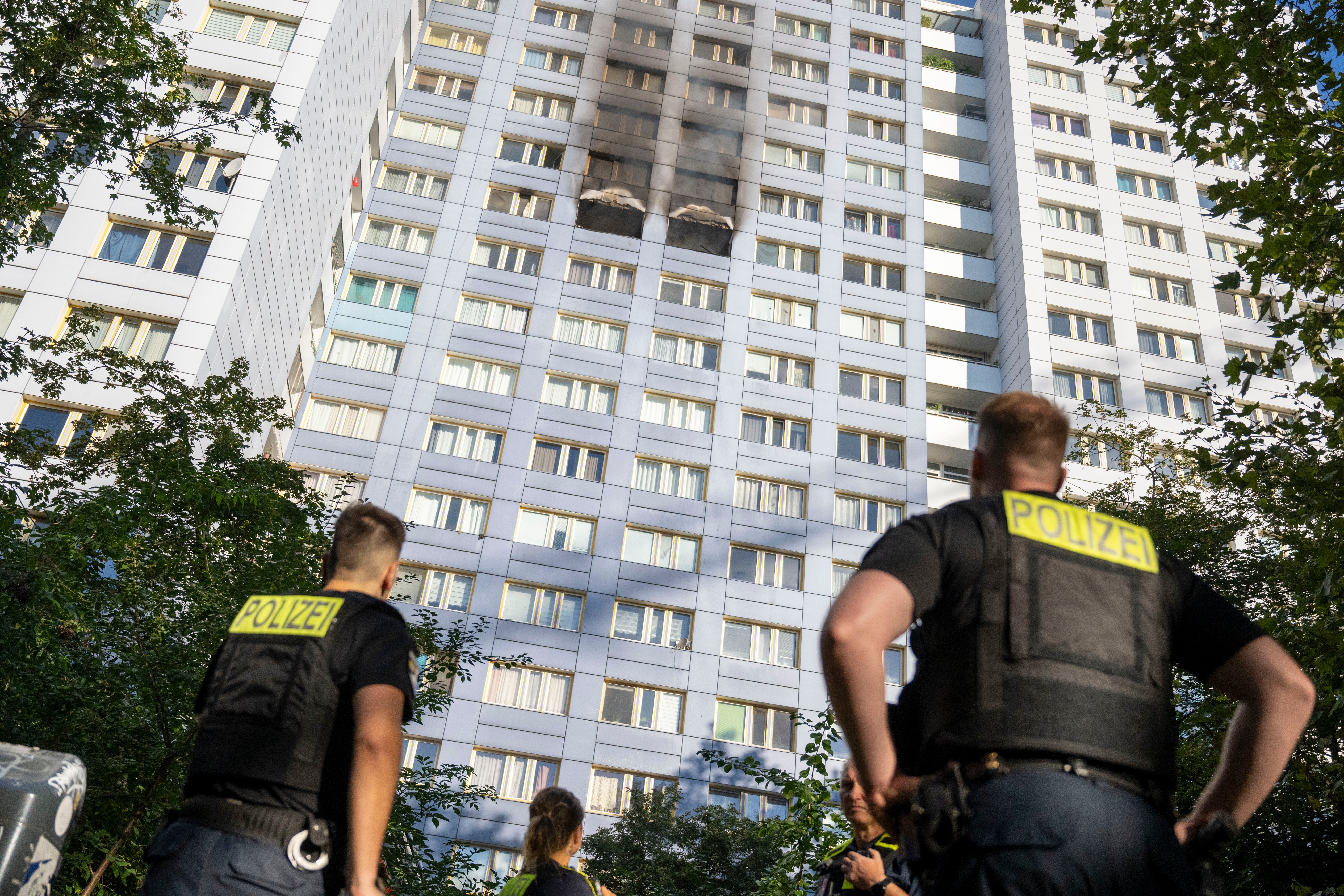 Imagen de la cobertura de: Mujer salta desde edificio en llamas y cae en brazos de bombero durante rescate