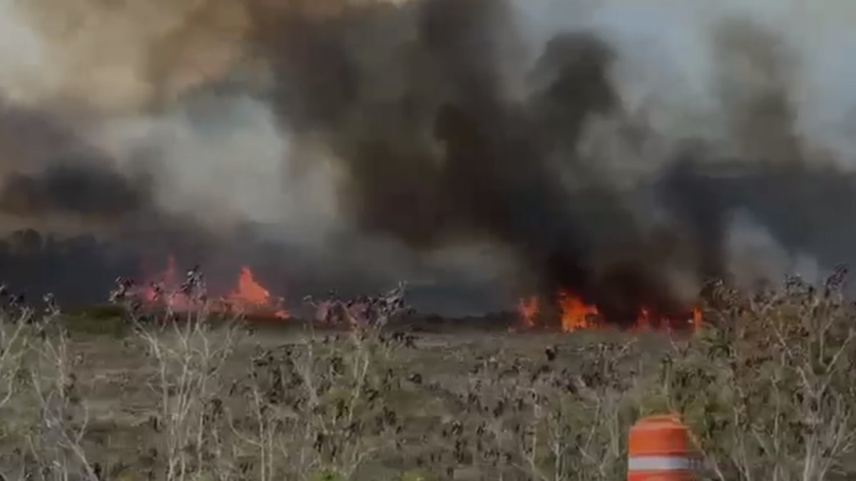 Autoridades atienden incendio forestal en Guánica con aviso para residentes de Arenas