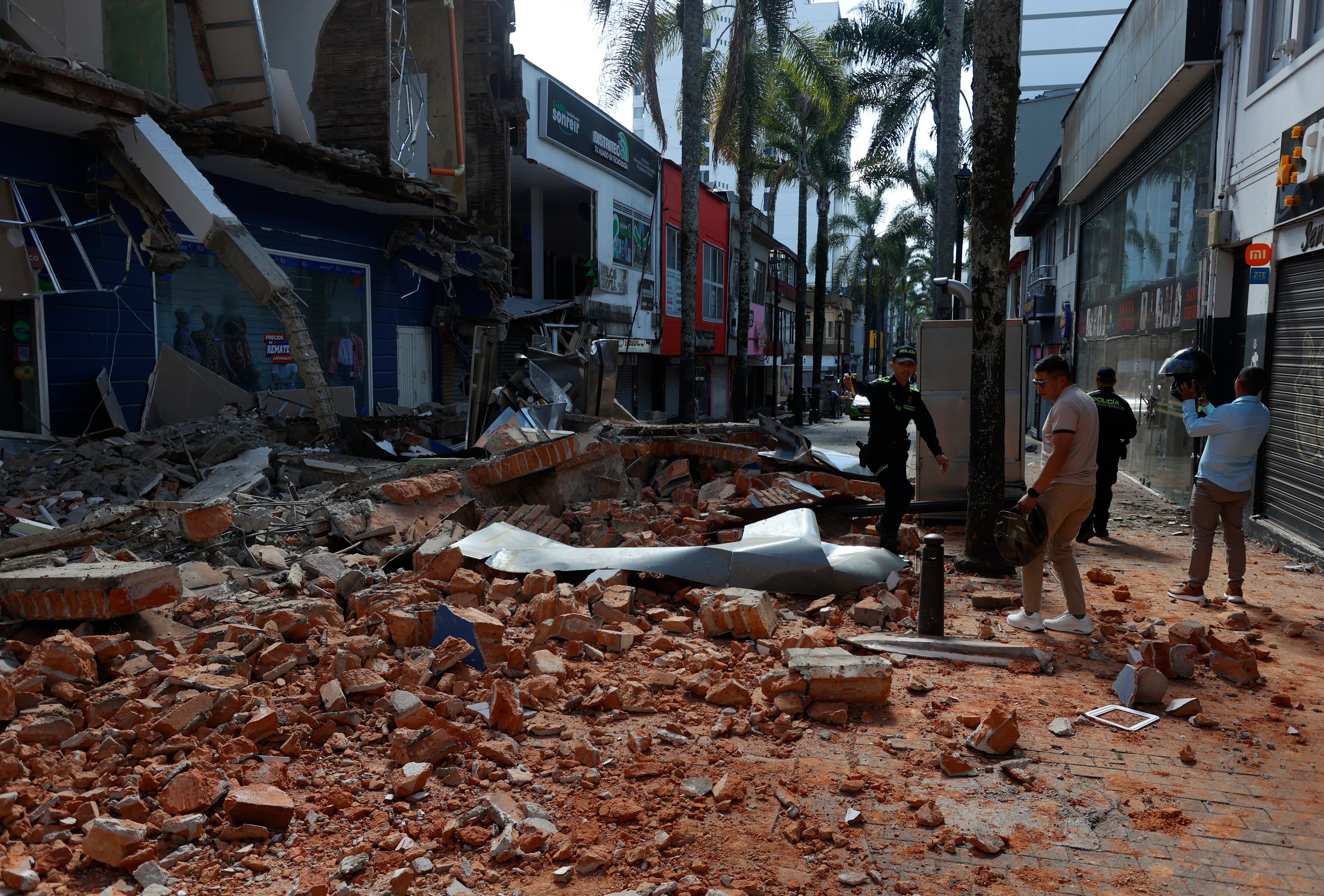 Imagen de la cobertura de: Terremoto en Colombia deja decenas de muertos y continúa la búsqueda de desaparecidos