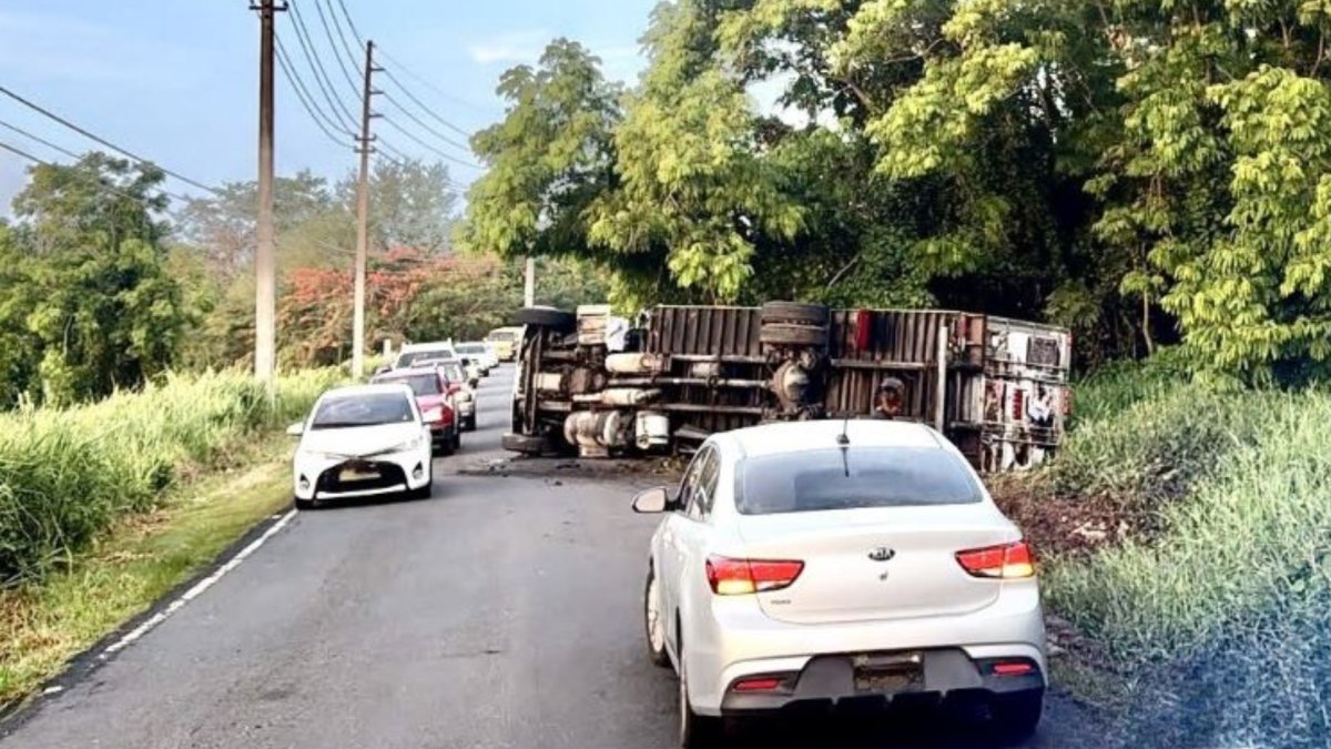 Camión volcado en PR-3 de Humacao provoca derrame de combustible y reduce tráfico