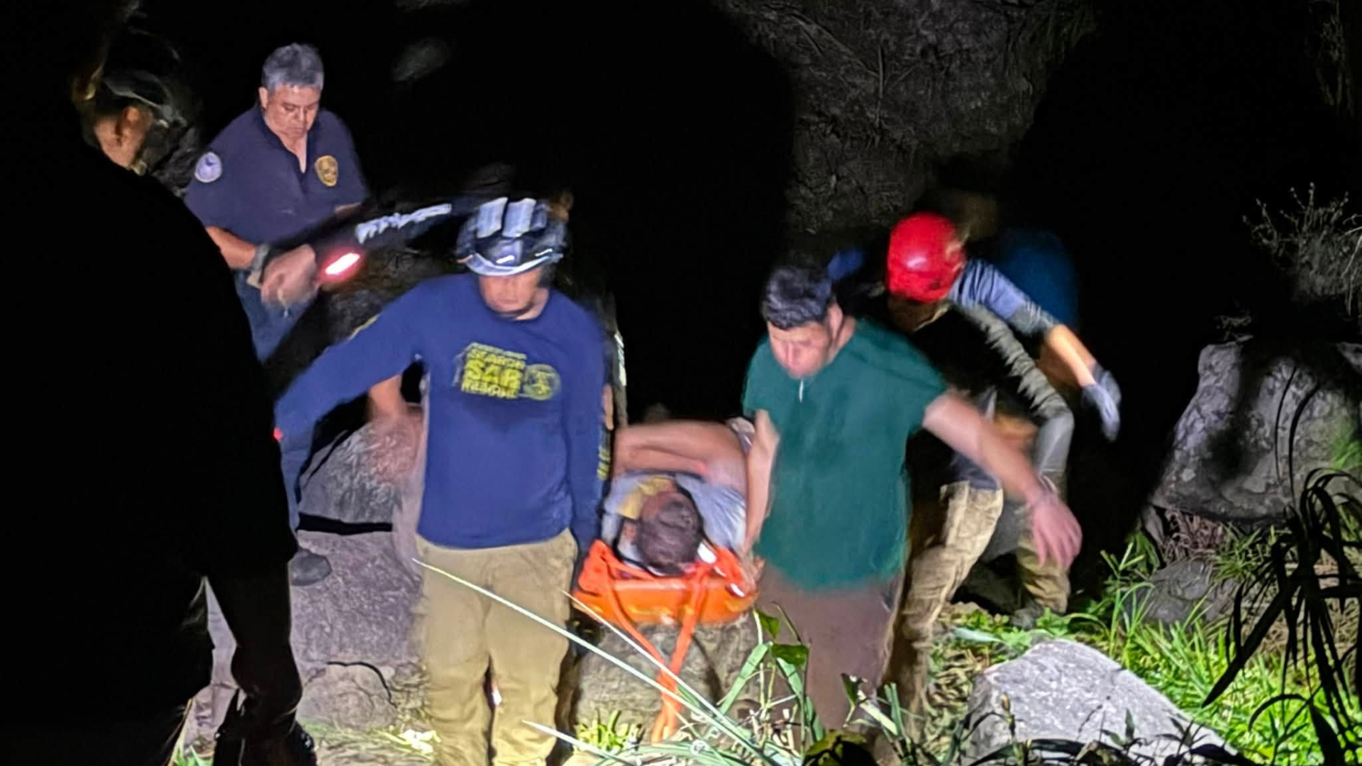 Imagen de la cobertura de: Rescatan a turista lesionado en el charco Santa Clara en Yauco