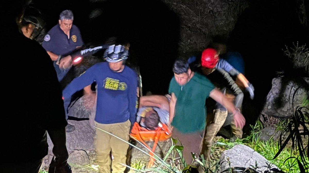 Rescatan a turista tras caída en el Charco Santa Clara en Yauco