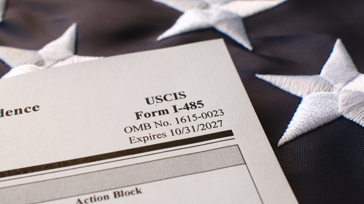 USCIS lanza nueva versión del formulario I-485 para residencia permanente