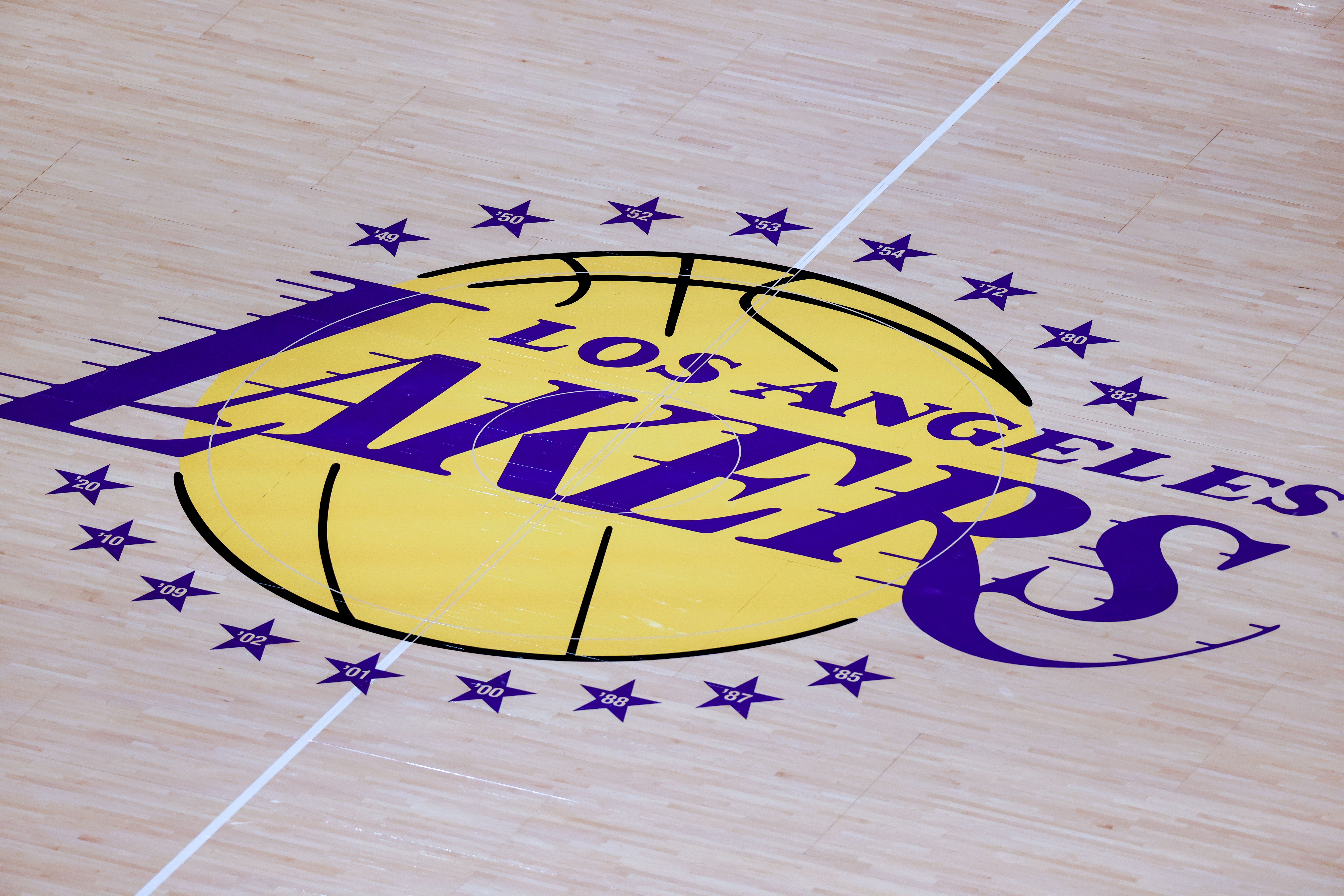 Imagen de la cobertura de: Bob Iger y Josh Kushner acuerdan comprar a los Lakers por una cifra récord