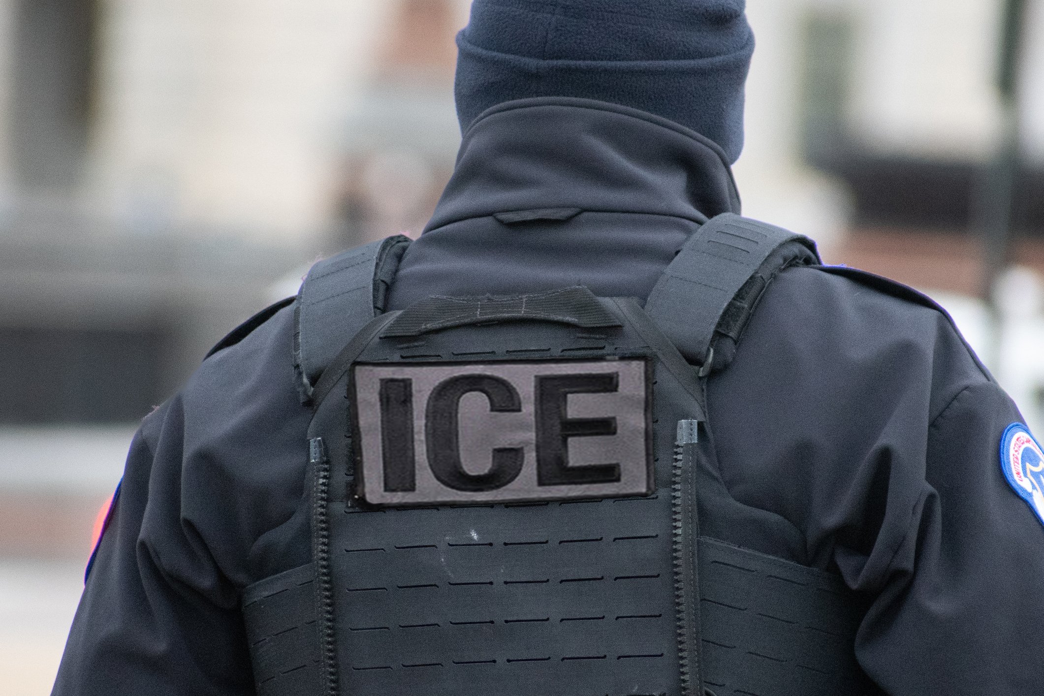 Imagen del artículo de Telemundo PR: ICE aprueba contrato de $16.7 millones para comprar 6,000 pares de guantes de electrochoques
