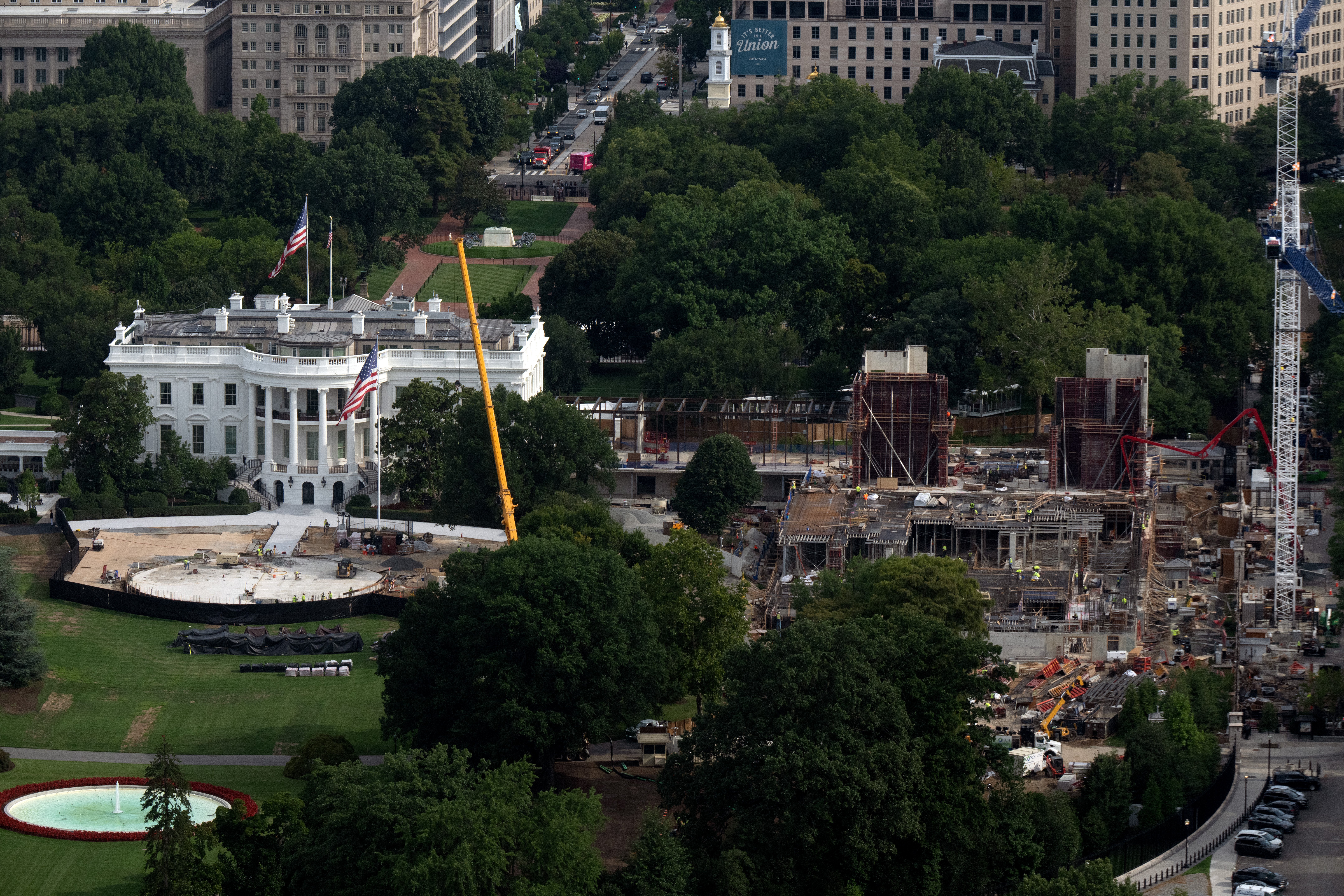 Imagen del artículo de Telemundo PR: Corte federal frena plan de Trump: necesita aprobación del Congreso para salón de baile