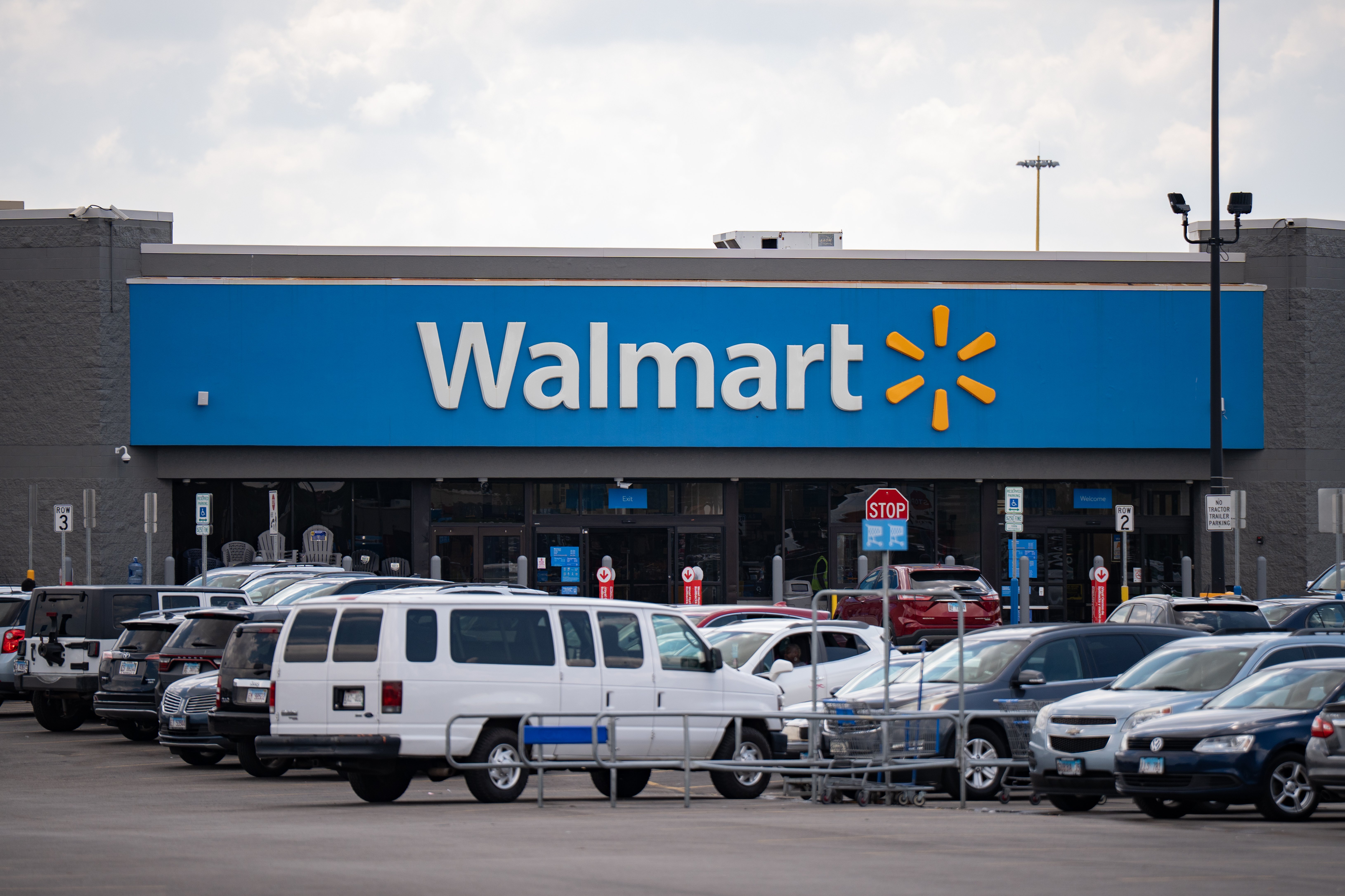 Imagen de la cobertura de: Walmart mantiene un tono cauteloso tras menor crecimiento de ventas y bajar precios con reembolsos arancelarios