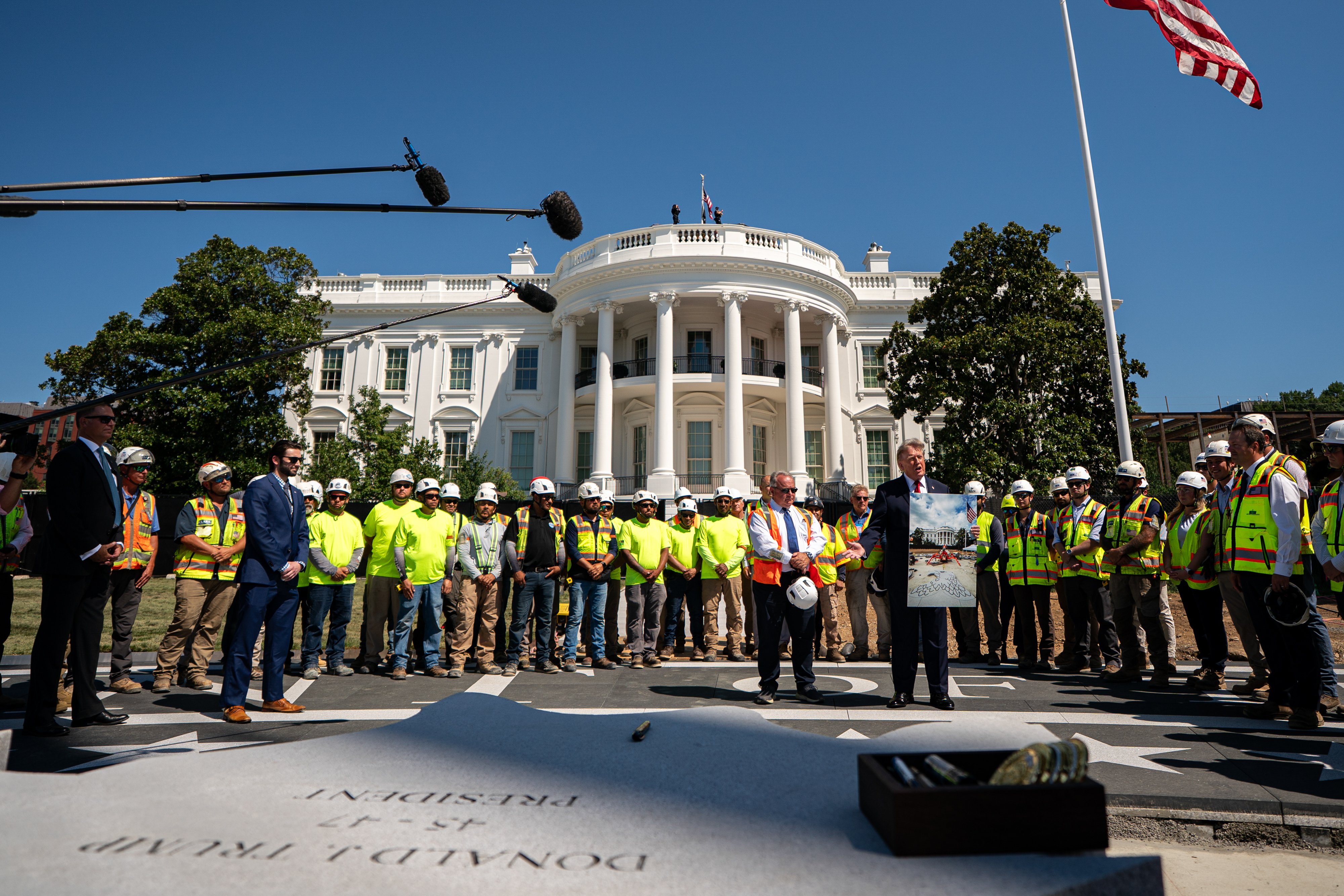 Imagen de la cobertura de: Trump muestra las obras del helipuerto y el salón de baile en la Casa Blanca