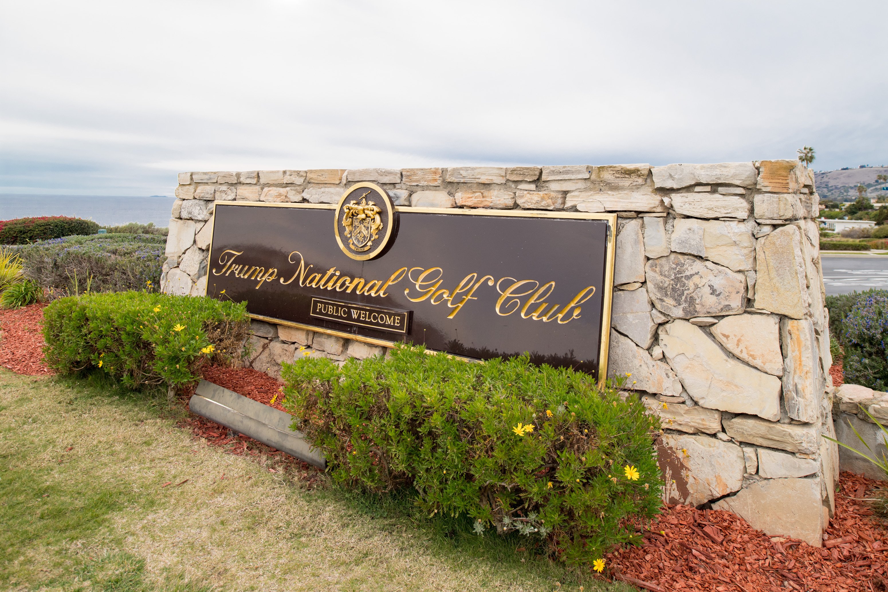 Imagen de la cobertura de: Arrestan a hombre armado cerca de un campo de golf de Trump en California
