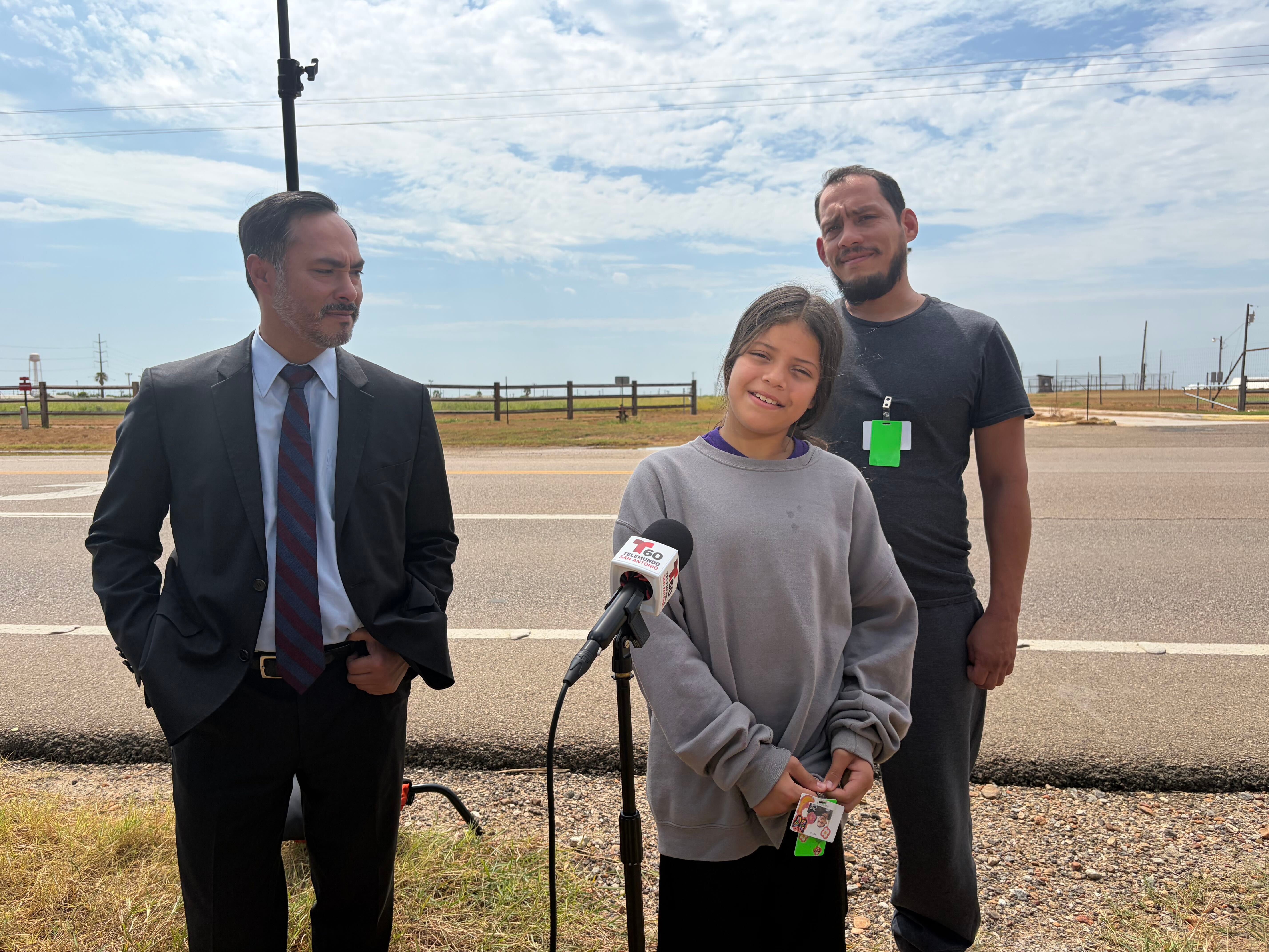 Imagen de la cobertura de: Liberan en Texas a padre venezolano y a su hija de 10 años tras detención de ICE