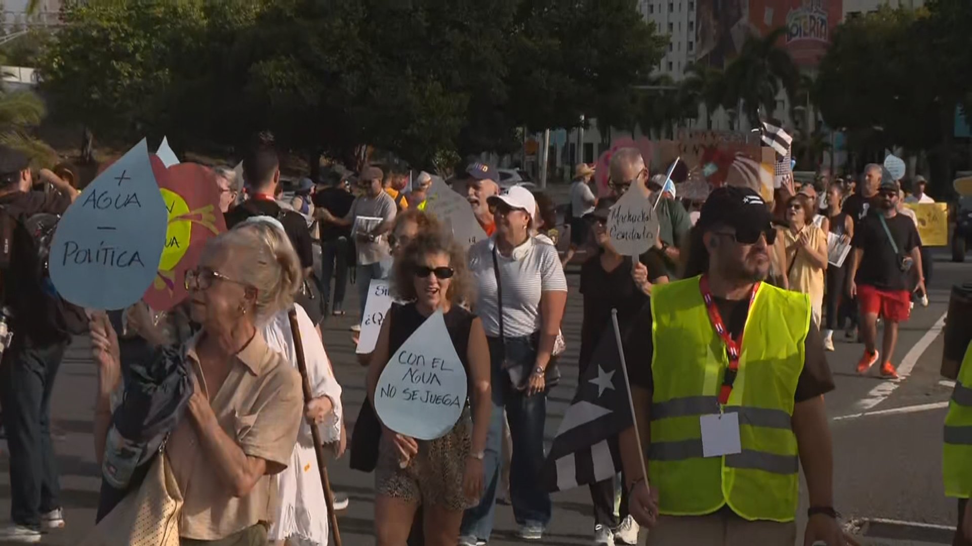 Se tiran a la calle: ciudadanos se manifiestan ante la situación del agua