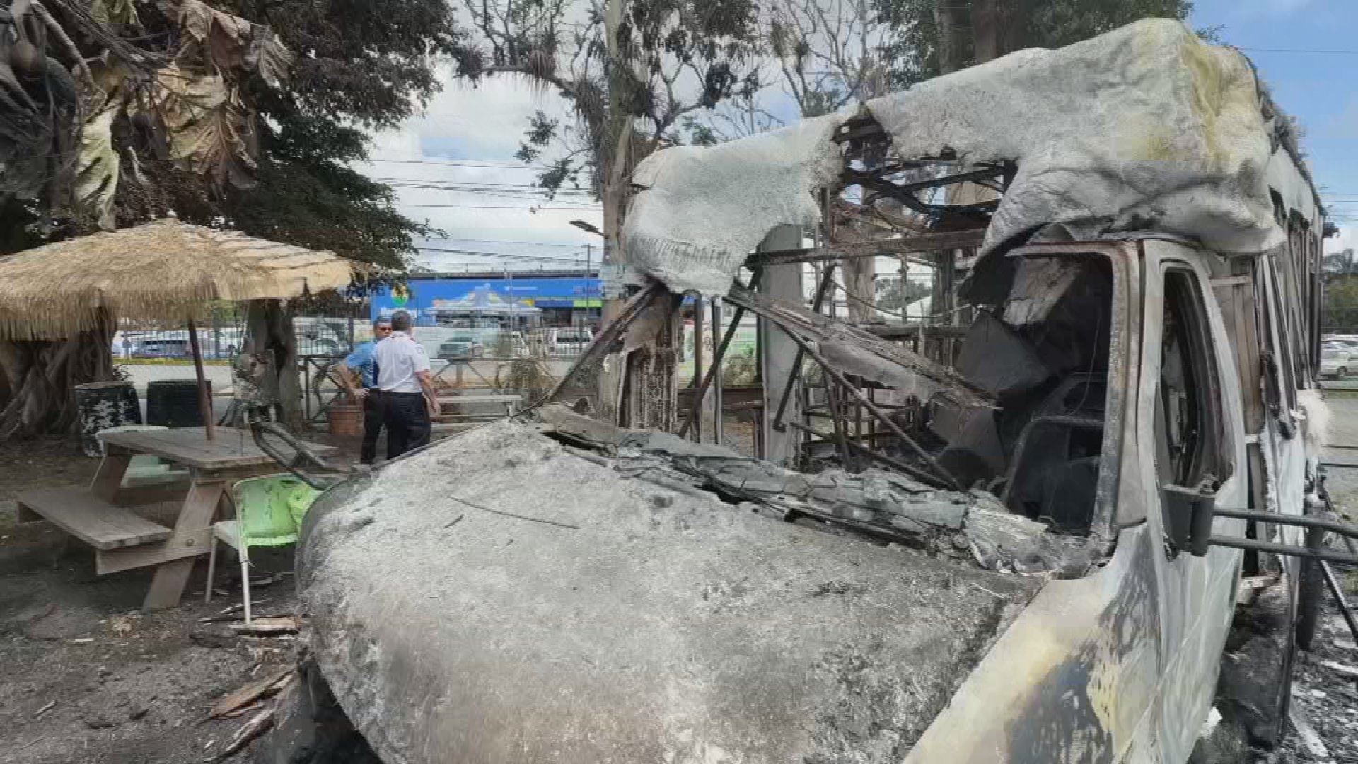 Imagen de la cobertura de: Investigan incendio de “food truck” en Aibonito y posible vínculo con otros fuegos en el municipio