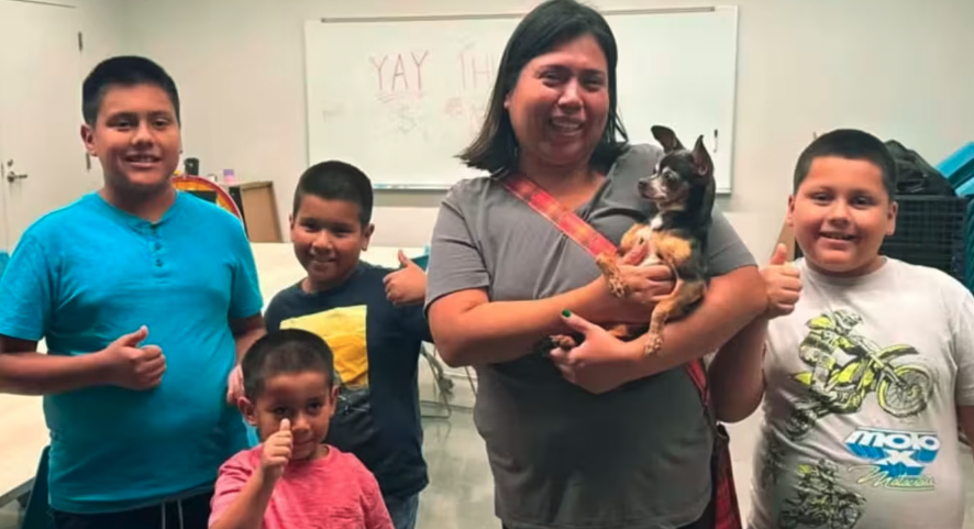 Imagen de la cobertura de: Familia se reencuentra con su perrita Flor tras 12 años desaparecida