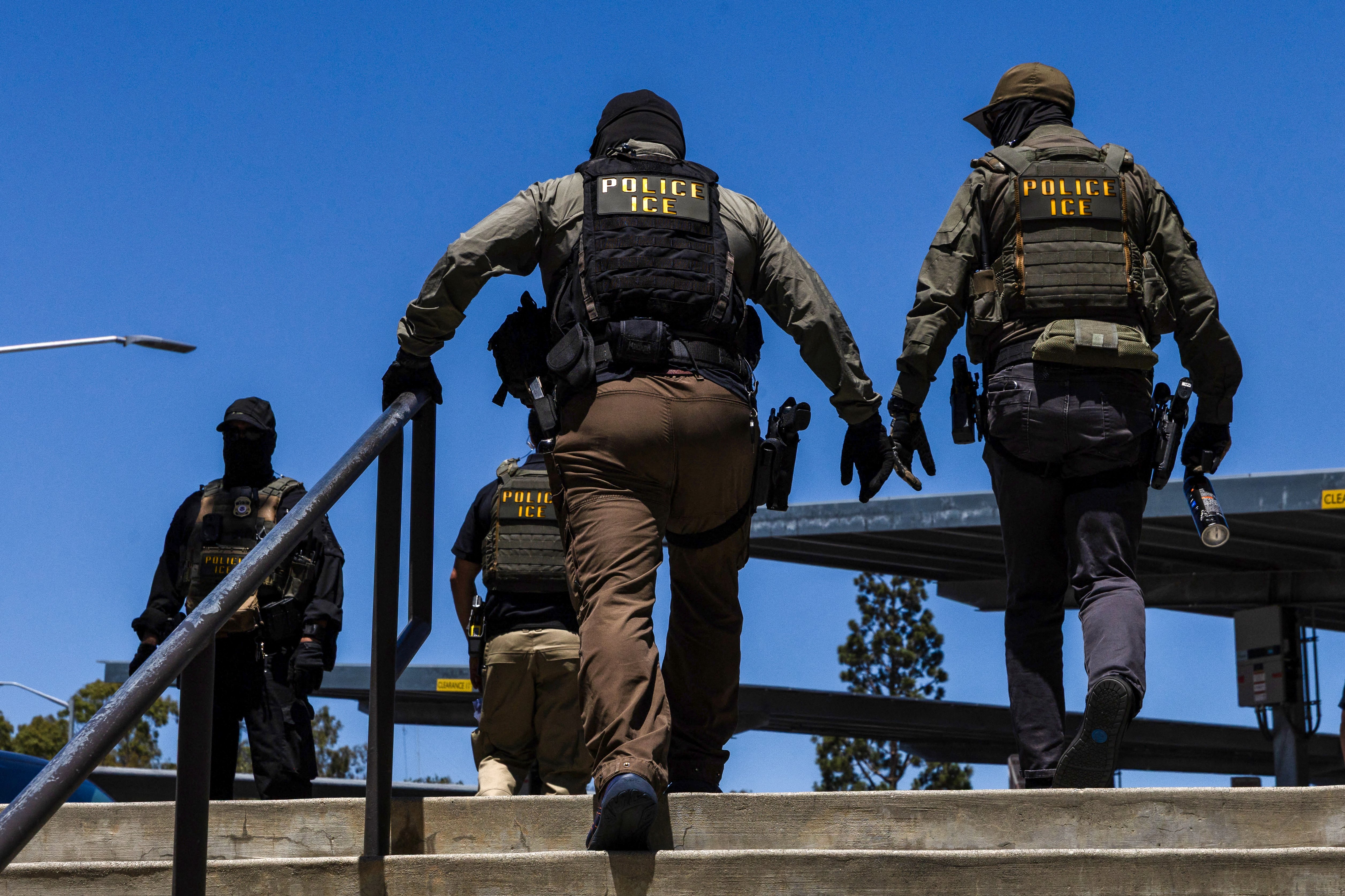 Imagen del artículo de Telemundo PR: Gobierno de Trump ha detenido a más de 50 parejas y padres de militares en servicio, según AP