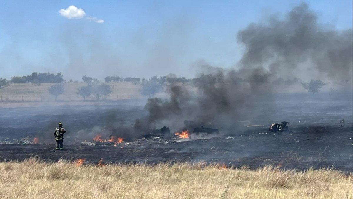 Imagen del artículo de Telemundo PR: Soldados mueren tras estrellarse helicóptero militar en Texas y provocar un incendio