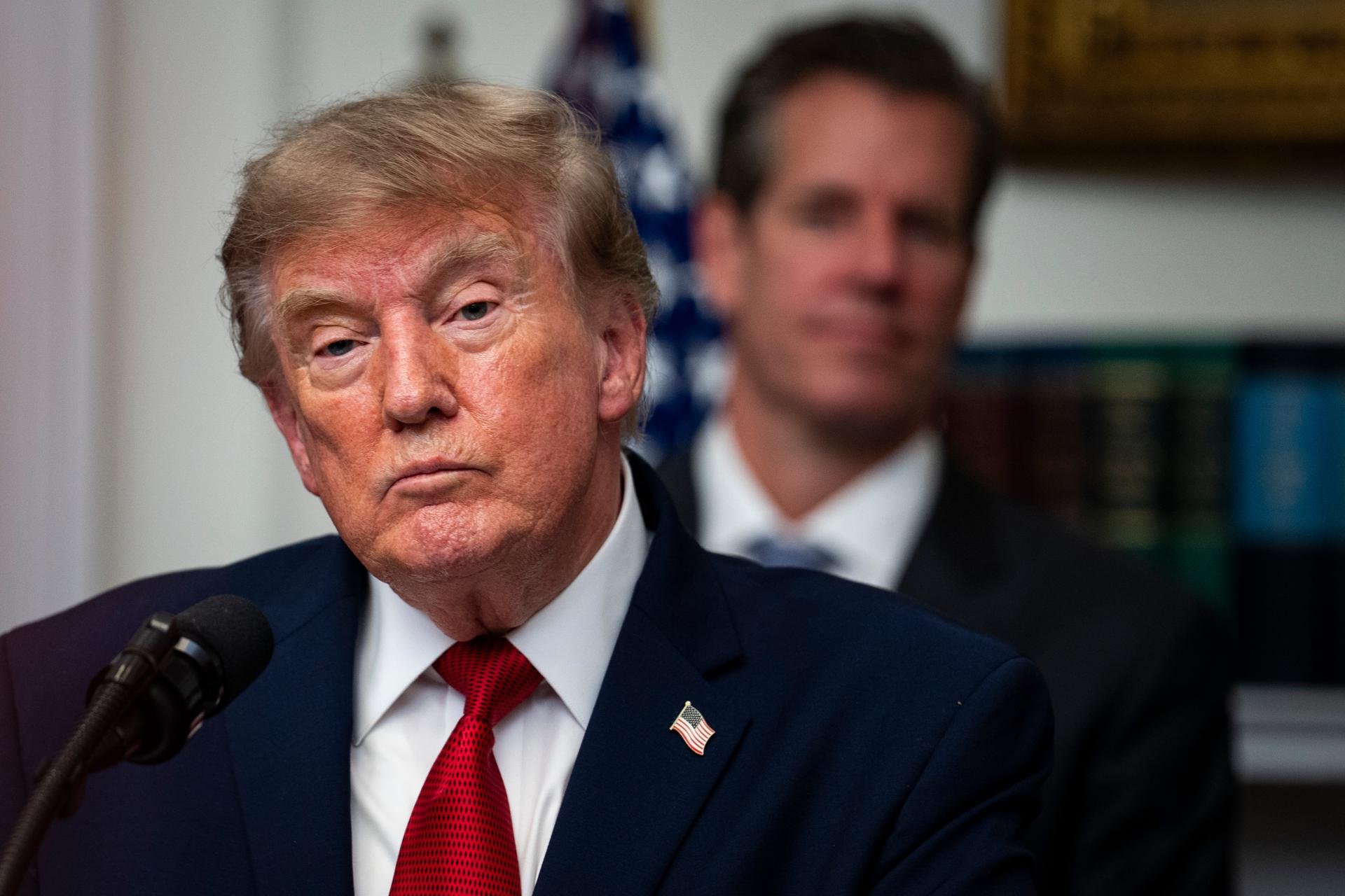 Imagen del artículo de Telemundo PR: Trump no puede deportar a estudiantes por criticar a Israel, dictamina jueza