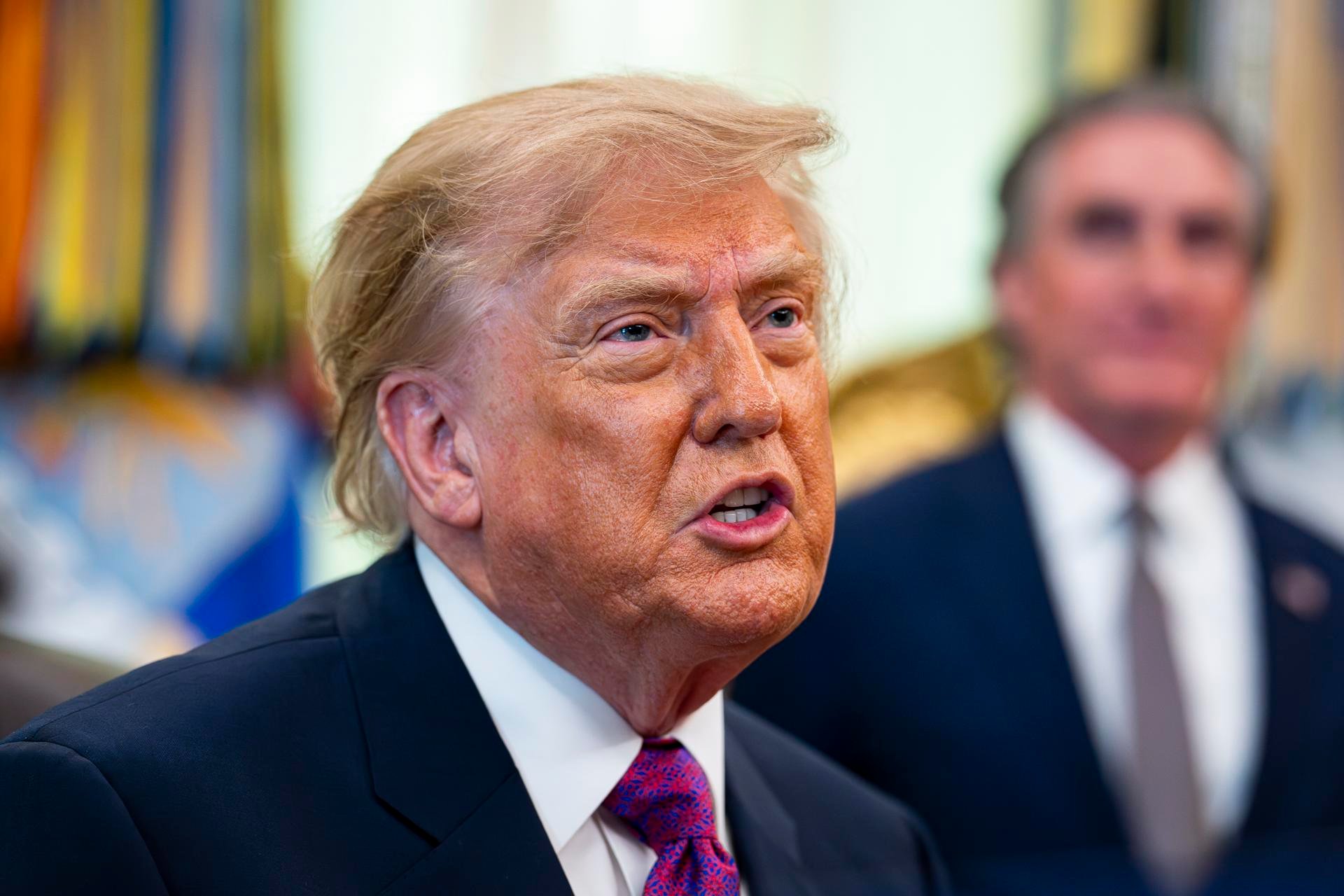 Imagen del artículo de Telemundo PR: Trump intensifica sus políticas para frenar la inmigración con más restricciones de visas