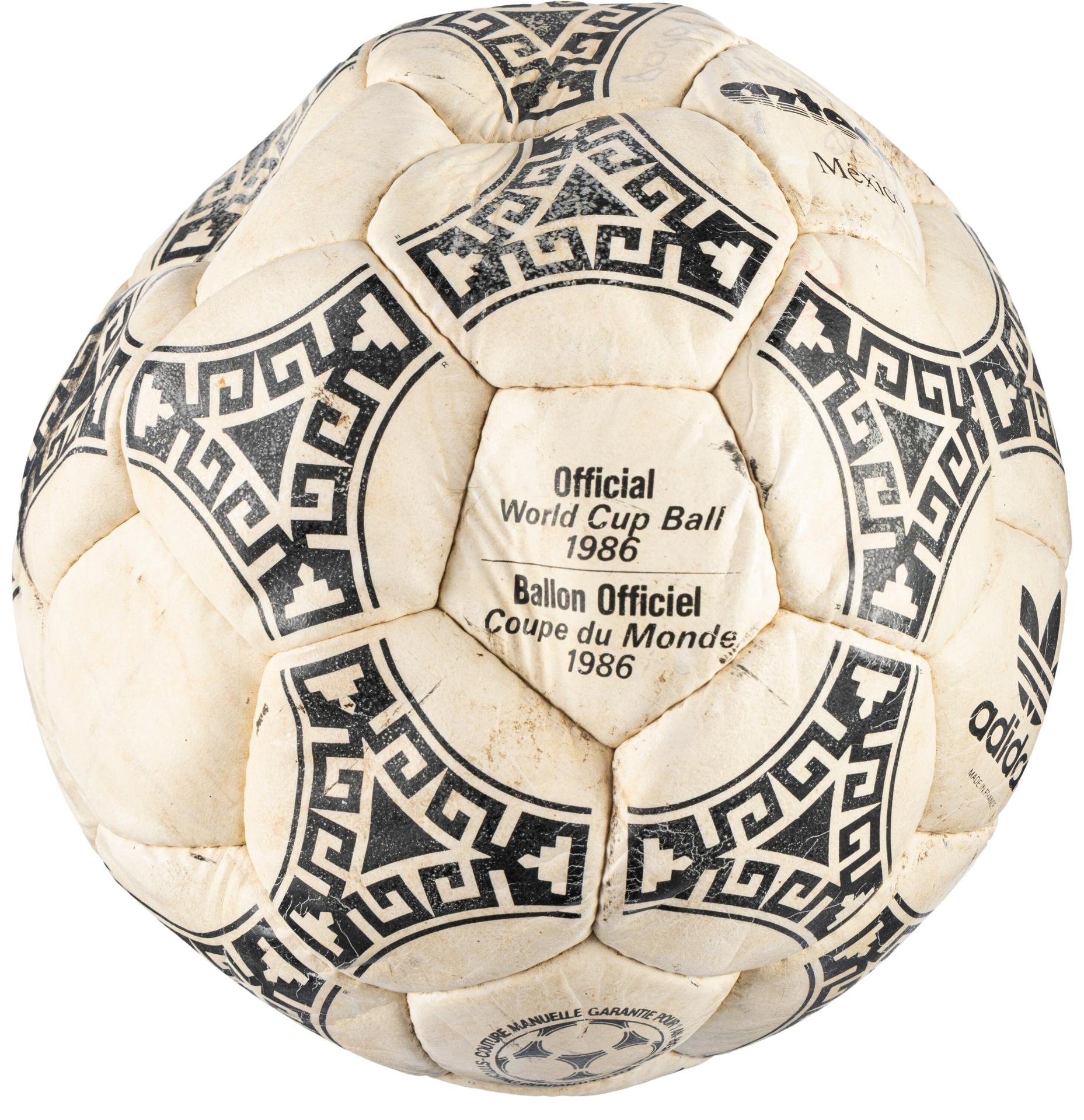 Imagen del artículo de Telemundo PR: Subastan balón de la "Mano de Dios" de Maradona por más de $3 millones