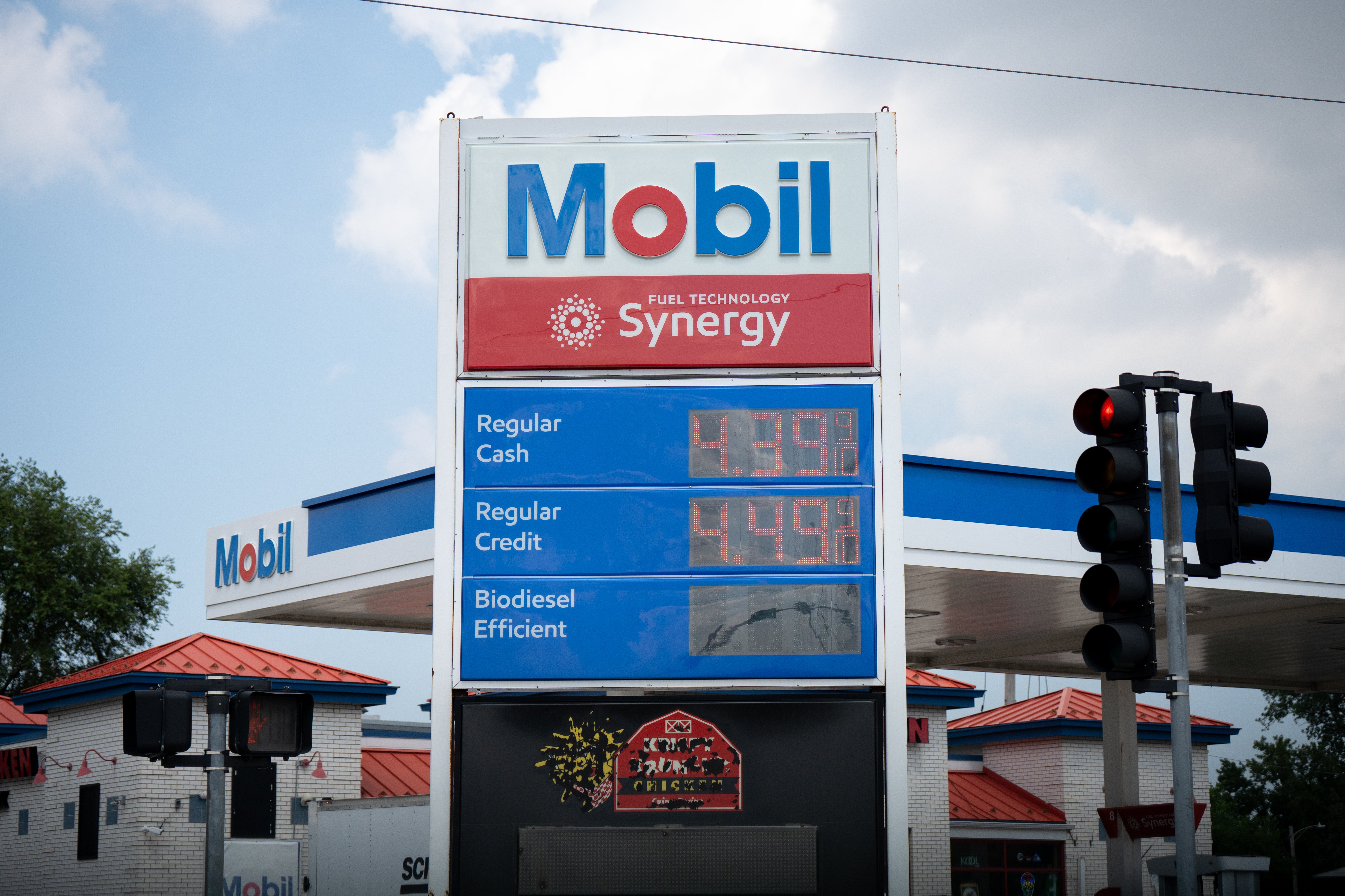 Imagen de la cobertura de: Agosto marca un récord de precios de gasolina sobre $4 a nivel nacional