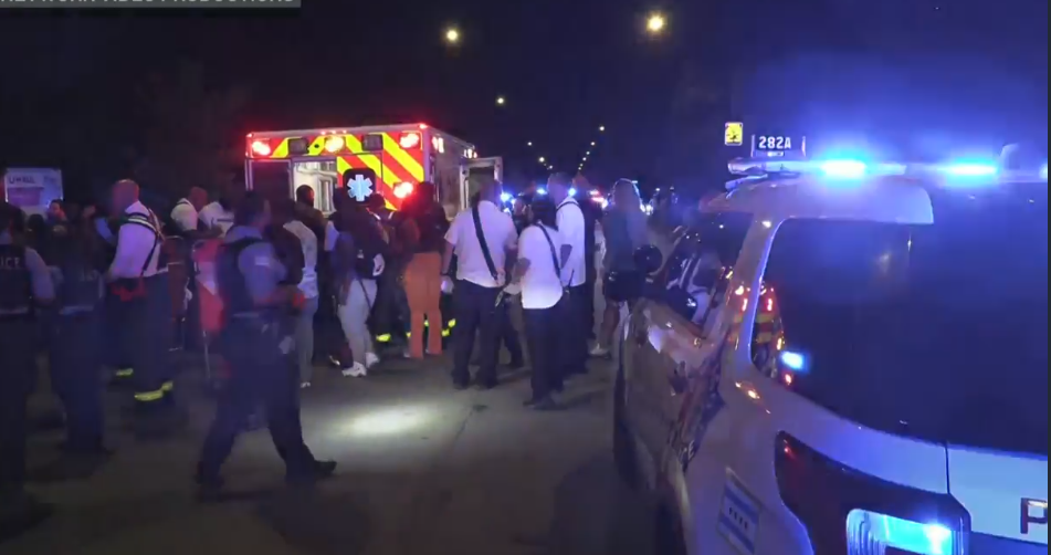 Imagen de la cobertura de: Investigan tiroteo masivo en Chicago que dejó un muerto y 14 heridos