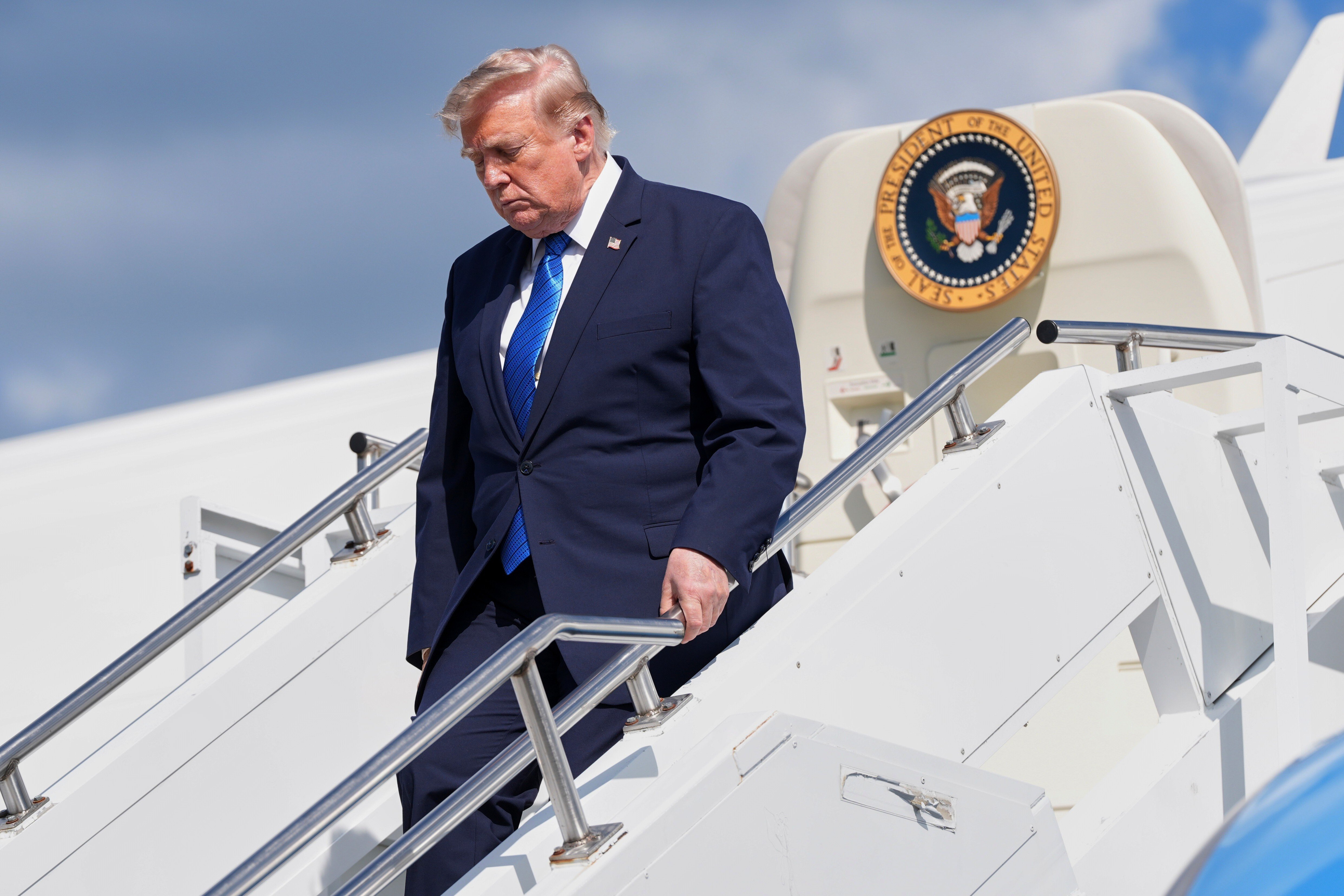 Imagen del artículo de Telemundo PR: Trump afirma que pausará ataques contra Irán tras acordar las bases para poner fin a la guerra
