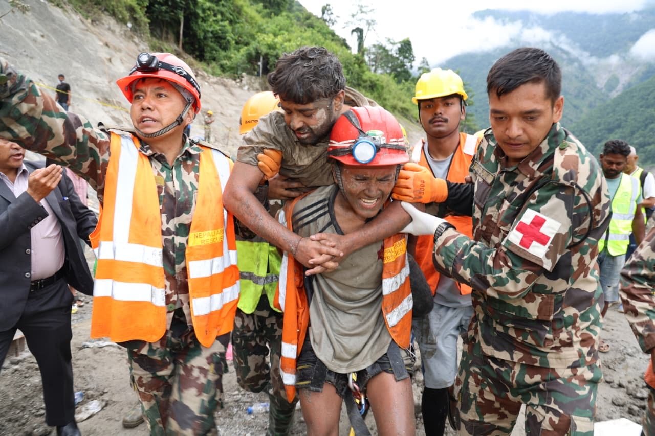 Milagro en Nepal: rescatan con vida a dos trabajadores tras 9 días atrapados en un túnel
