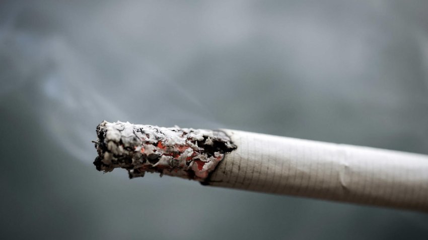Un cigarrillo humeante, en una imagen de archivo. EFE/ effrey Arguedas