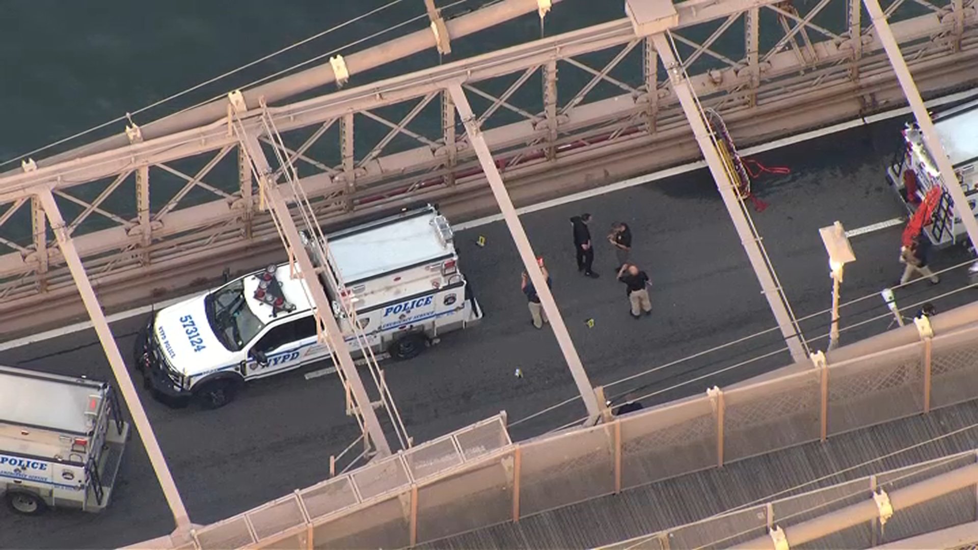 Imagen del artículo de Telemundo PR: Abaten a sospechoso armado con un cuchillo que escalaba cables del puente de Brooklyn en NYC