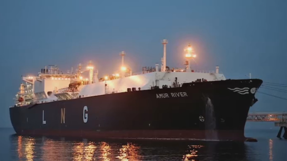 Tanquero con gas natural se marcha de altamar