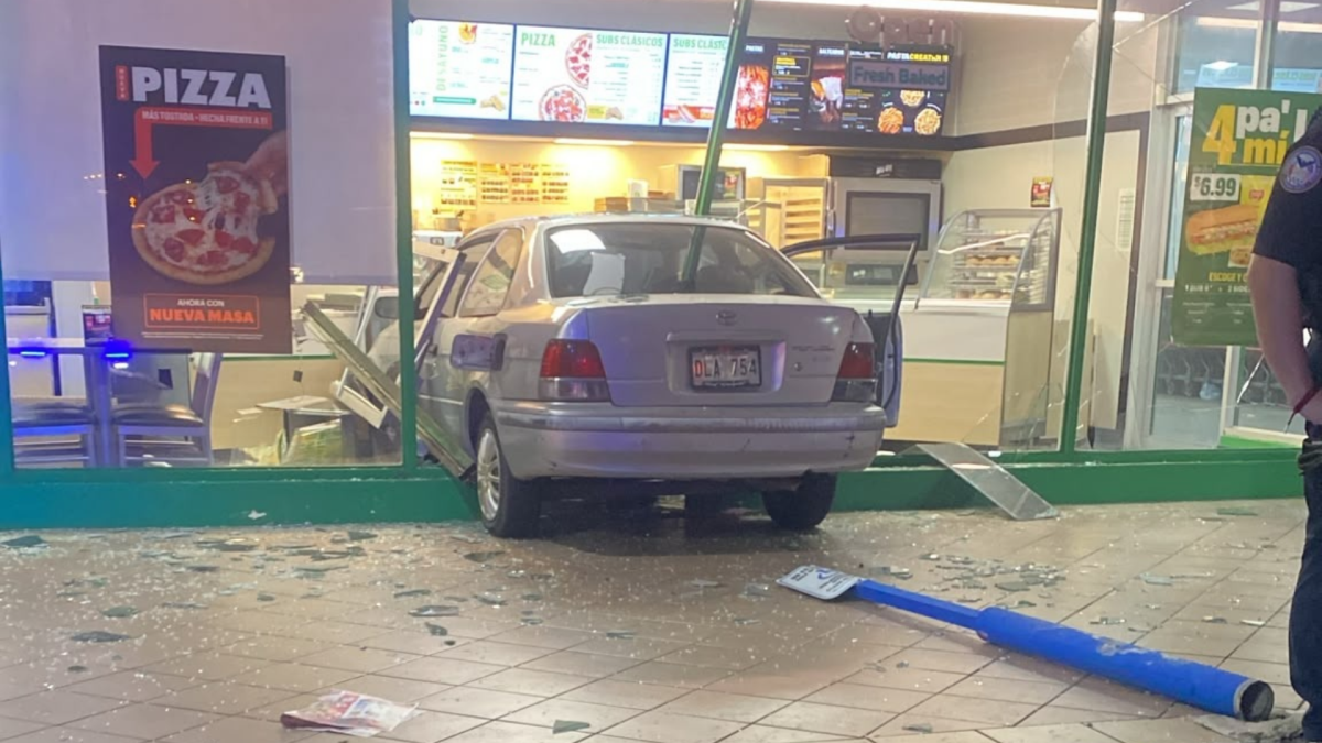 Conductor se accidenta y su vehículo termina dentro de una tienda en Caguas